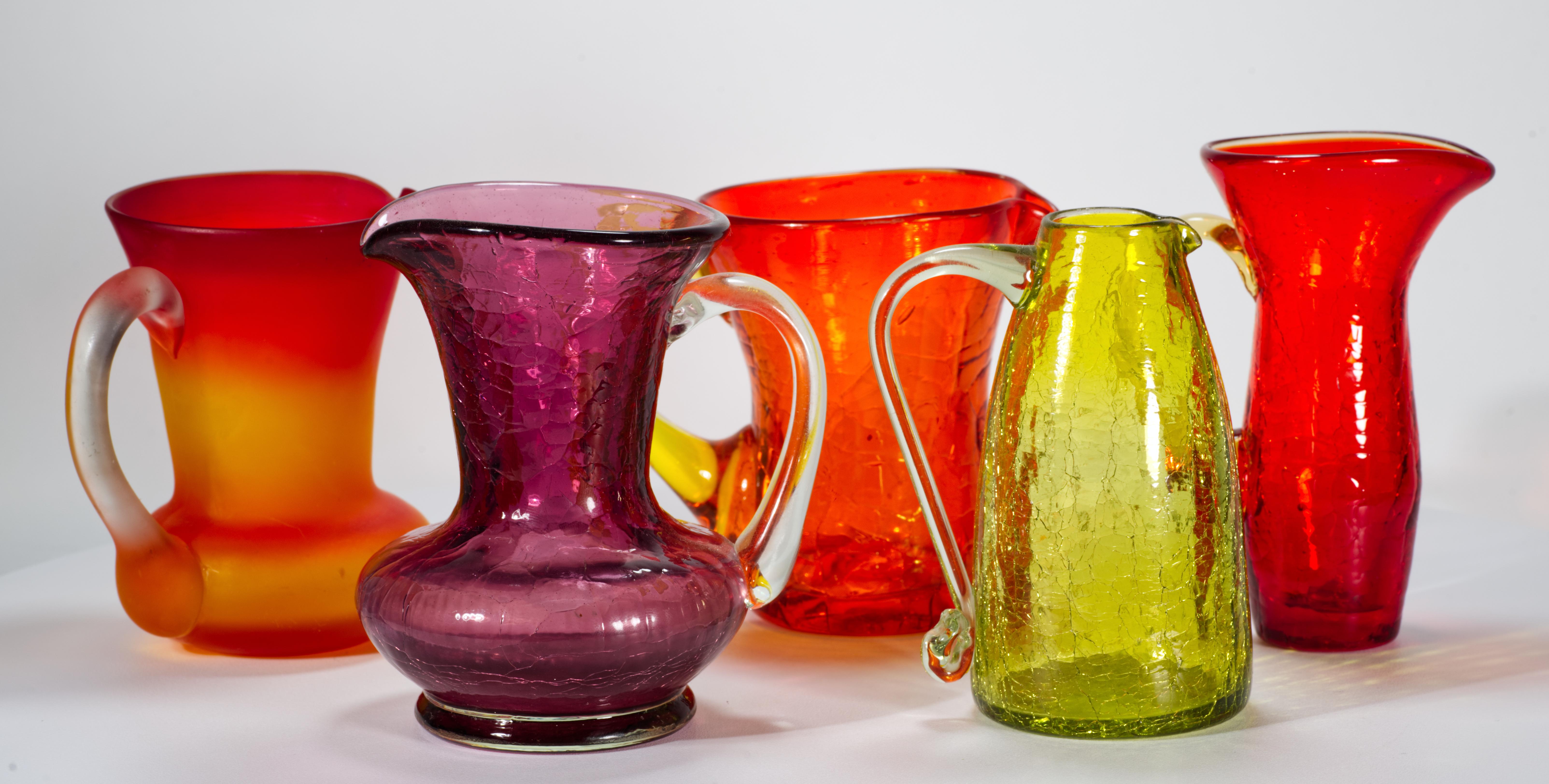 Mid-Century moderno Set di 5 mini vasi a brocca d'epoca, vetro uranio e cadmio, bagliore ai raggi UV, fatti a mano in vendita