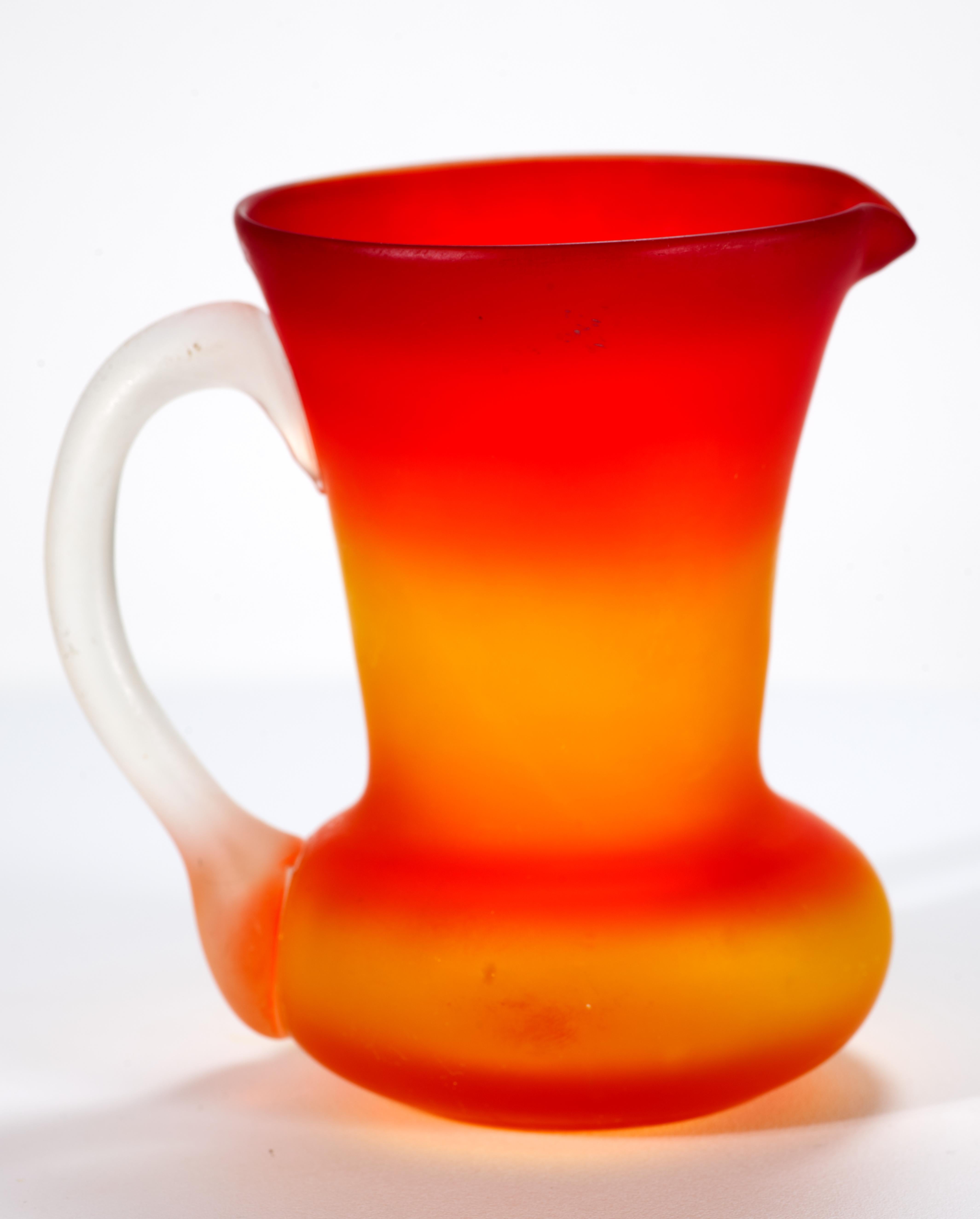 Vetro artistico Set di 5 mini vasi a brocca d'epoca, vetro uranio e cadmio, bagliore ai raggi UV, fatti a mano in vendita