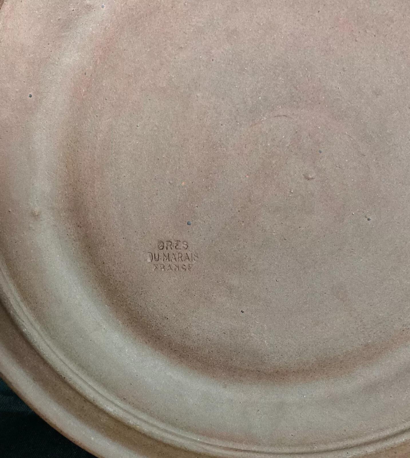 Questo set vintage di 5 piatti in gres, realizzati in autentico Grès du Marais, mette in mostra l'eleganza senza tempo e la resistenza della ceramica francese. Ogni piatto misura 0,6 pollici (1,5 cm) di altezza e 9,4 pollici (24 cm) di diametro e il