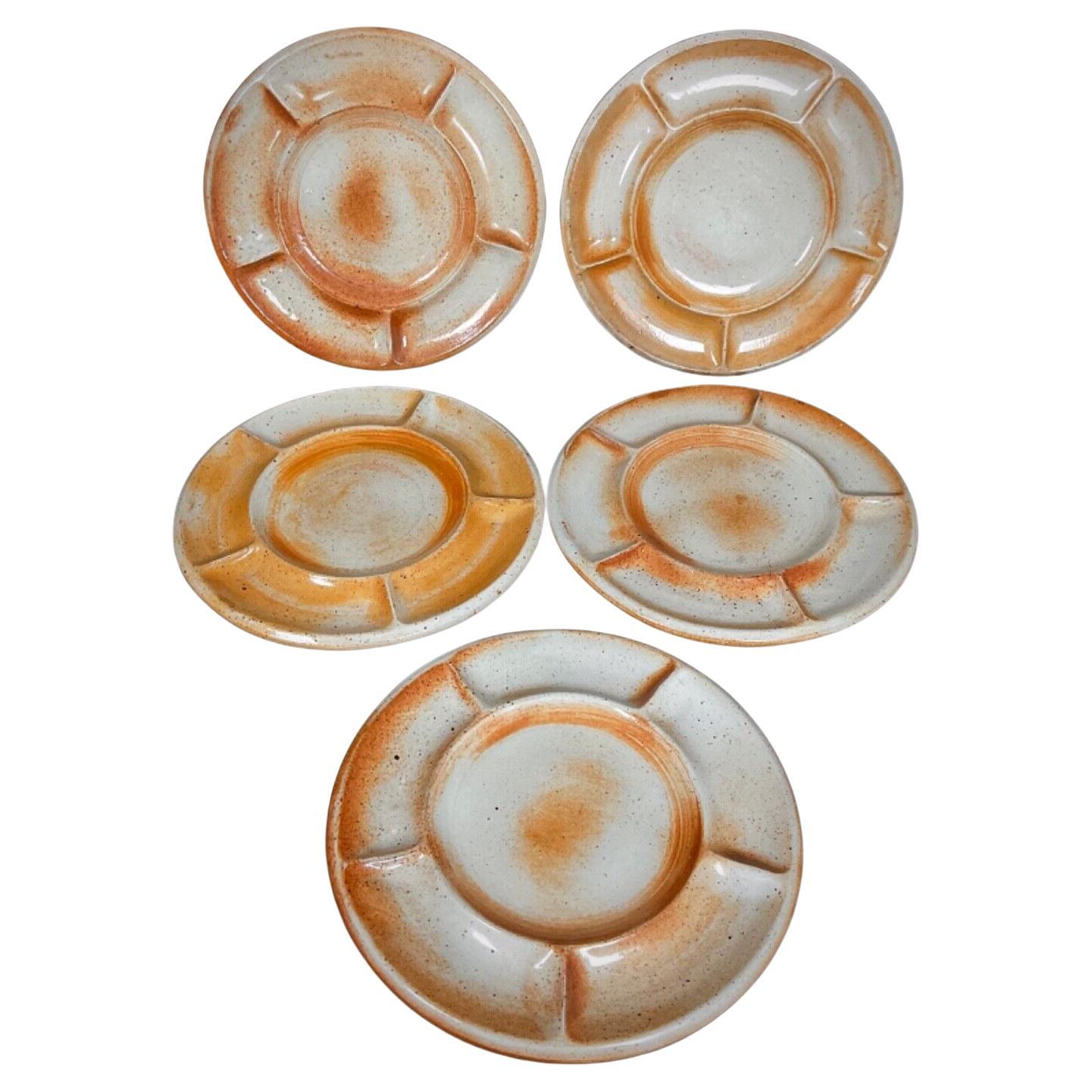 Ensemble vintage de 5 assiettes en grès - Grès du Marais, France centrale - 2Y520