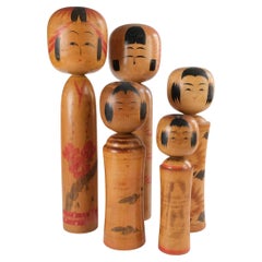 Set di 5 bambole kokeshi tradizionali giapponesi dipinte a mano, 1950 ca.