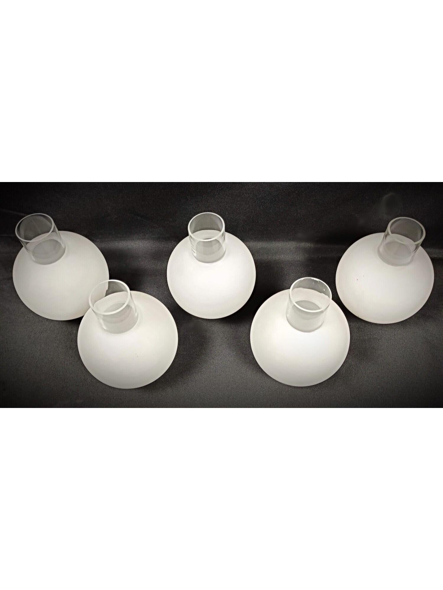 Cet ensemble vintage de cinq sphères en opaline blanche est conçu pour être utilisé avec des appliques murales, ajoutant une touche d'élégance classique à tout intérieur. Ces sphères sont idéales pour restaurer ou moderniser vos luminaires avec un