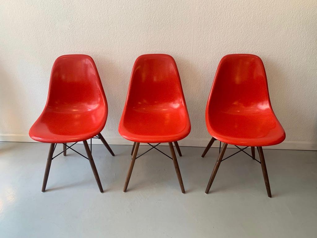 Vintage Set of 6 Cherry Red Fiberglass Dowel Chairs by Charles & Ray Eames In Good Condition For Sale In Geneva, CH
