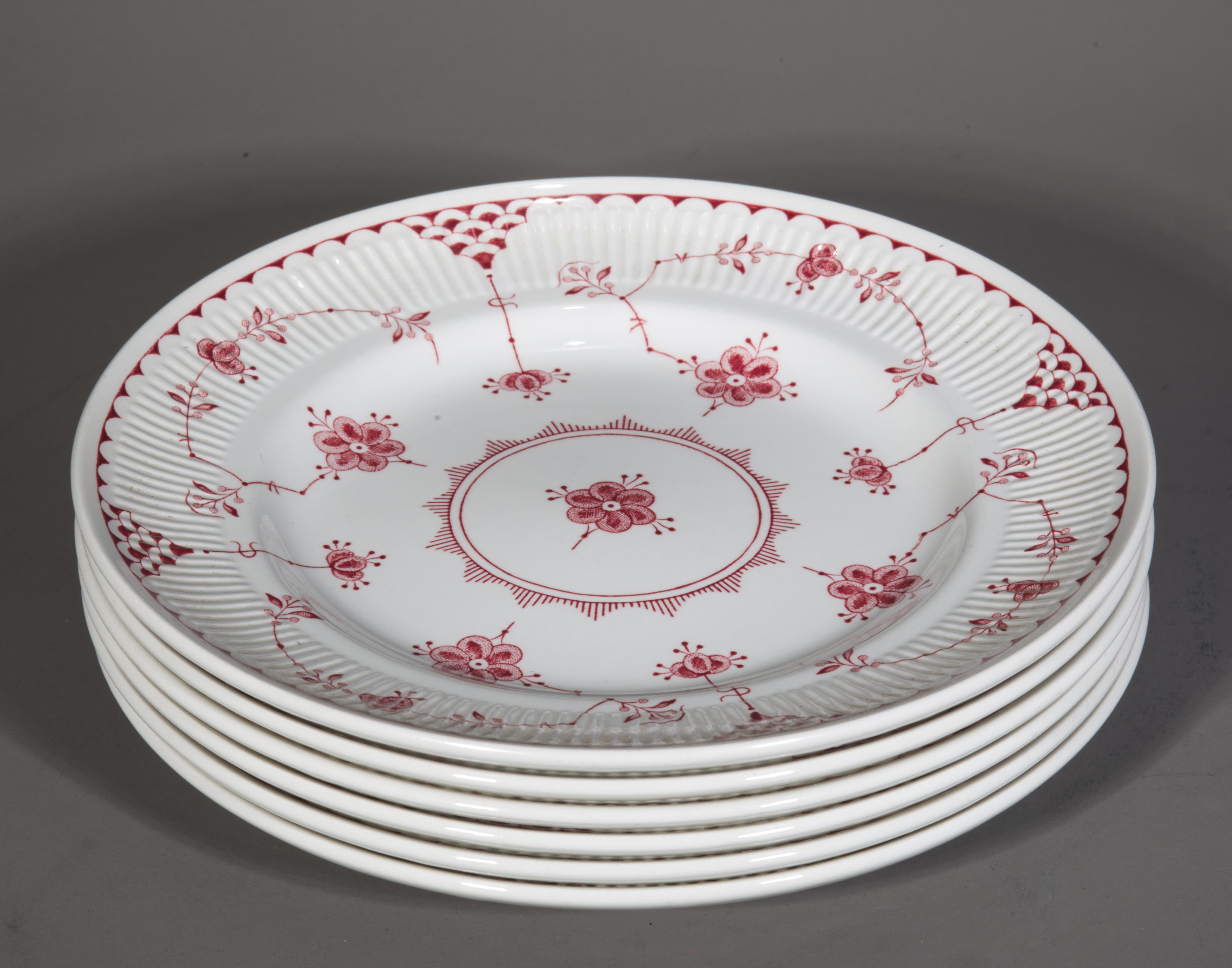 Vintage Set of 6 Furnivals England Salad Plates Red Denmark Pattern In Good Condition For Sale In Clifton Springs, NY