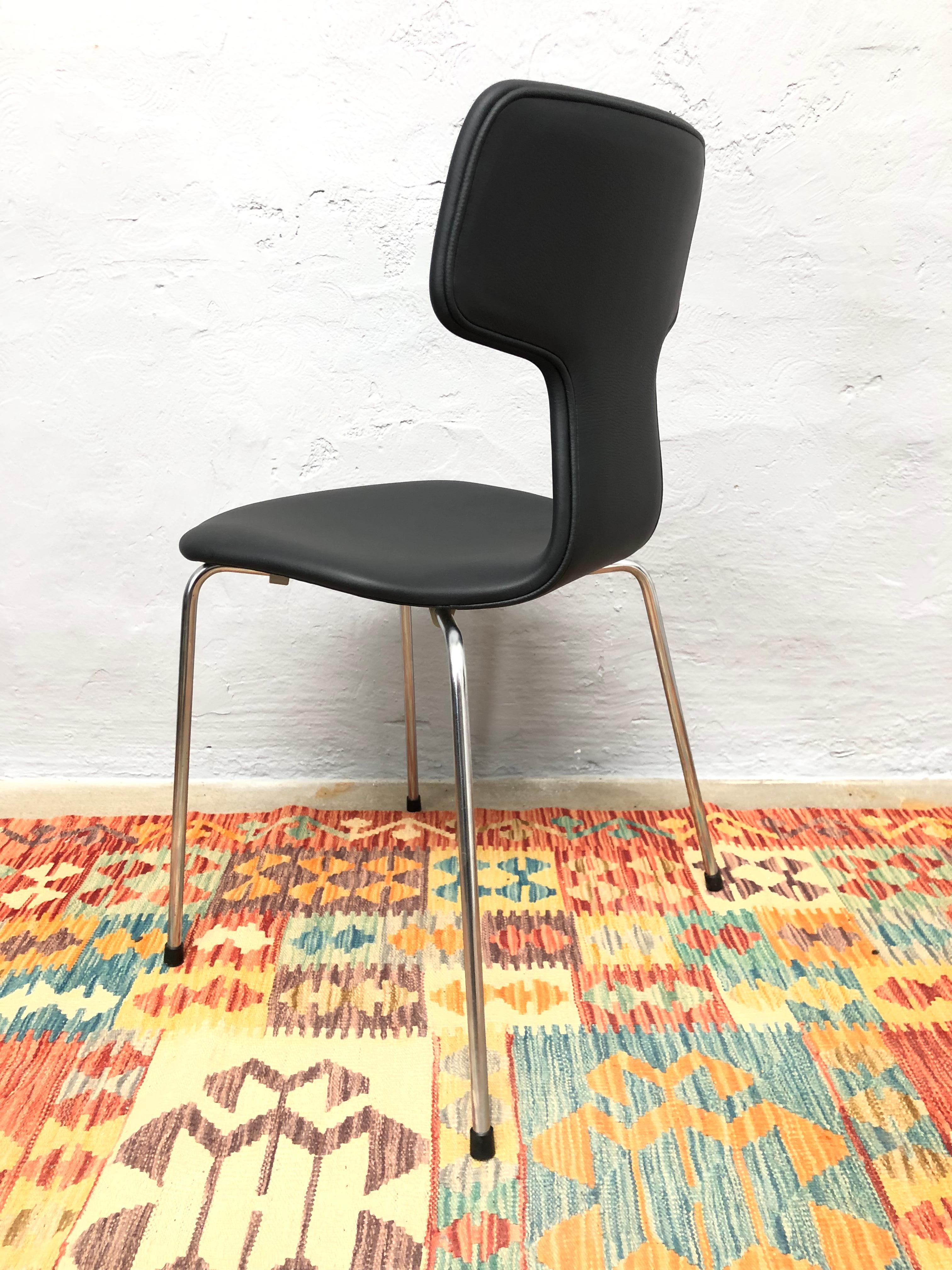 Hand-Crafted Vintage Set of 6 Iconic Arne Jacobsen 3103 Hammer Chairs Designed in 1955