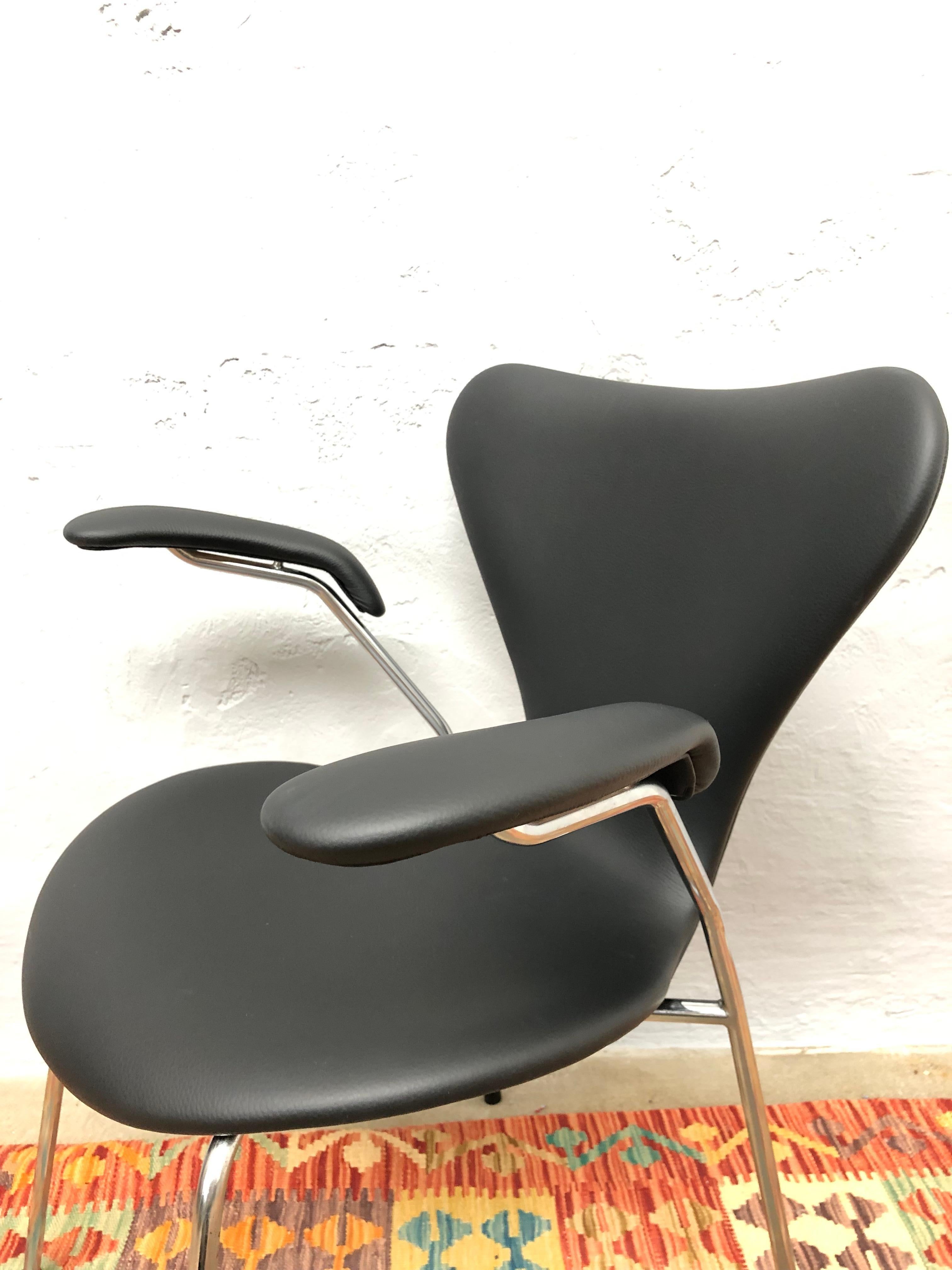 Vintage Set of 6 Iconic Arne Jacobsen 3207 Chairs Designed in 1955 2