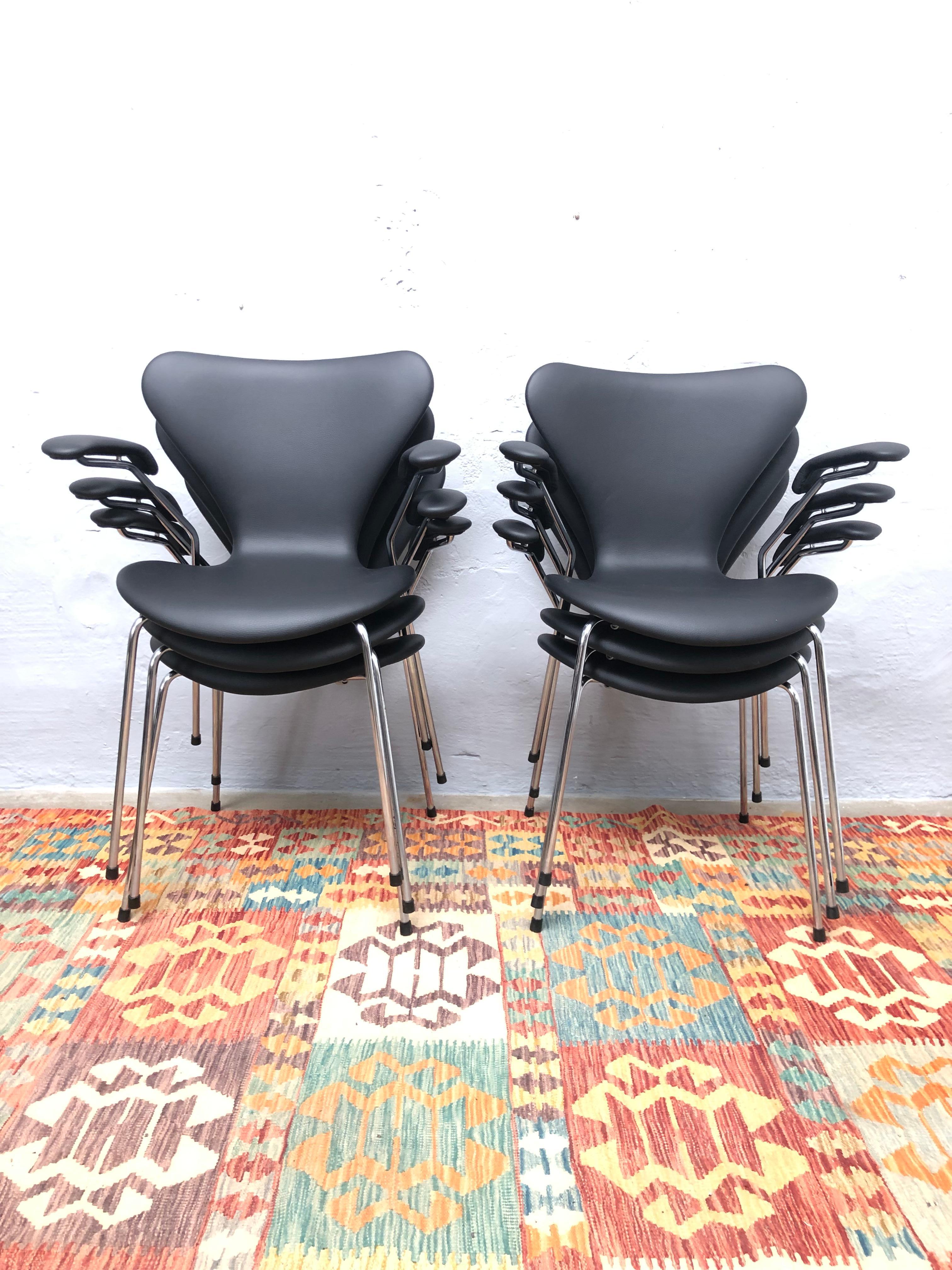 A vintage set of 6 chairs model 3207 chairs by Arne Jacobsen for Fritz Hansen of Denmark from 1980s in classic black leather.
These chairs are in extremely good vintage condition for their age and have just been reupholstered in classic black