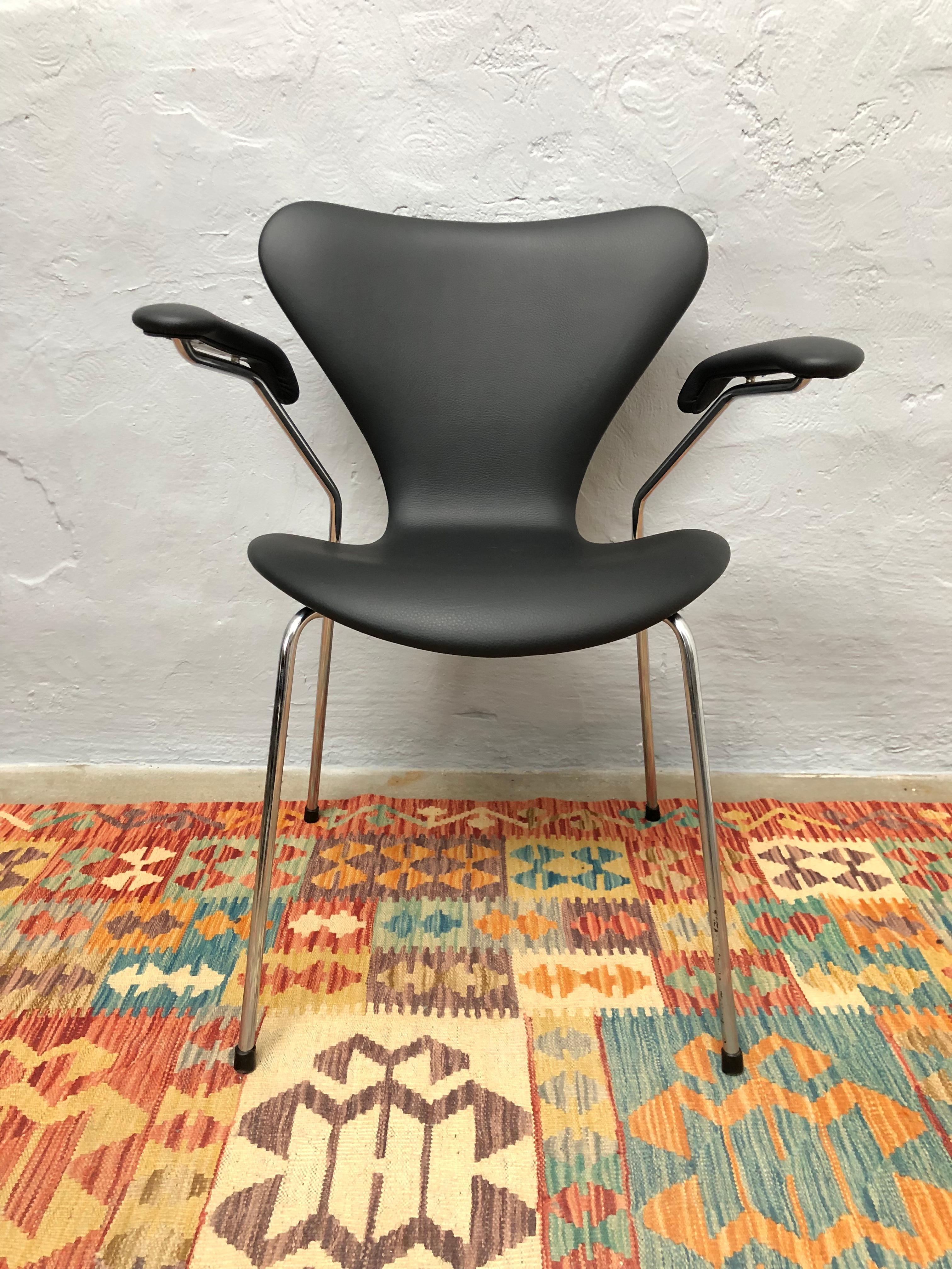 Mid-Century Modern Vintage Set of 6 Iconic Arne Jacobsen 3207 Chairs Designed in 1955