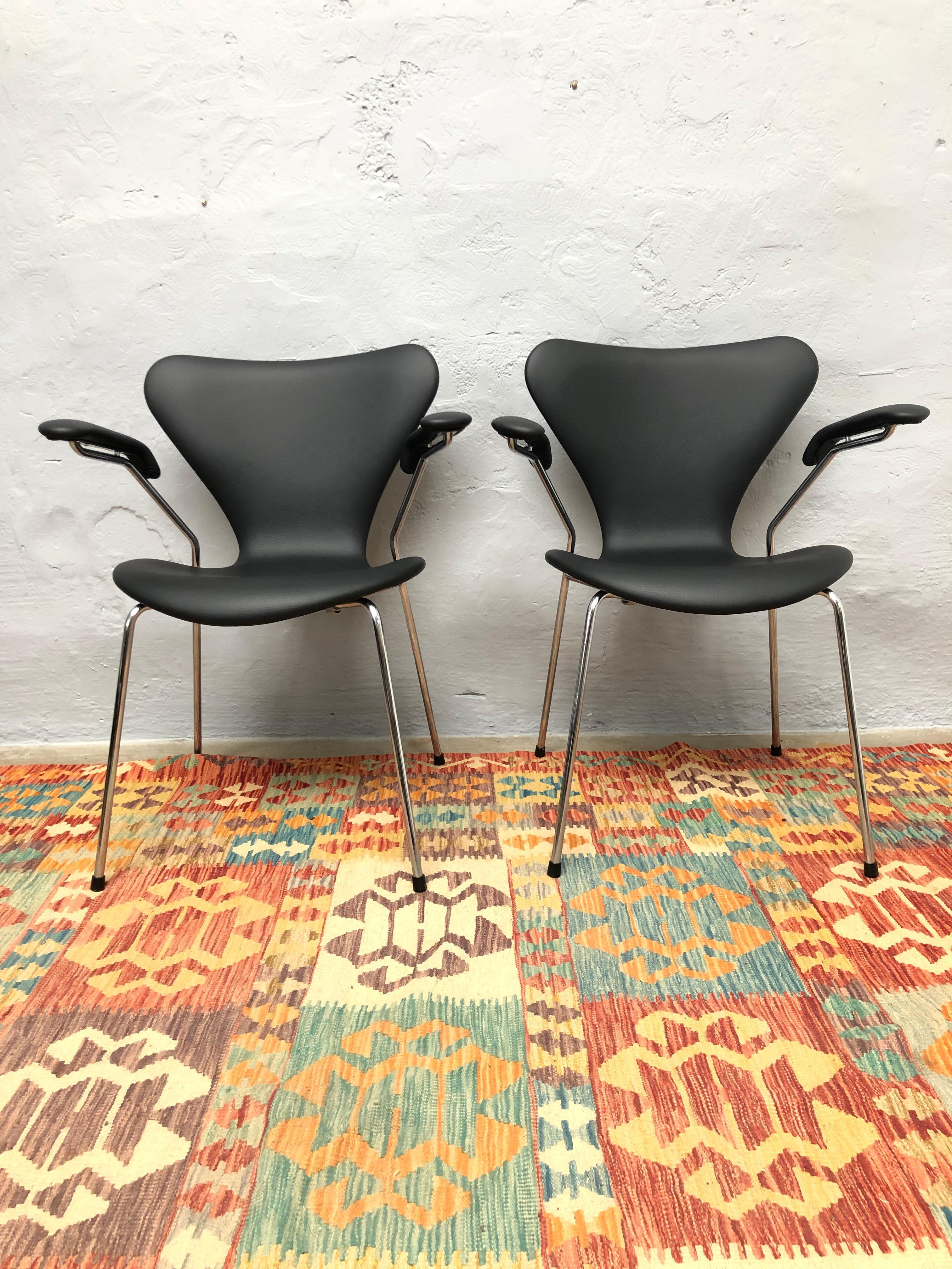 Danish Vintage Set of 6 Iconic Arne Jacobsen 3207 Chairs Designed in 1955