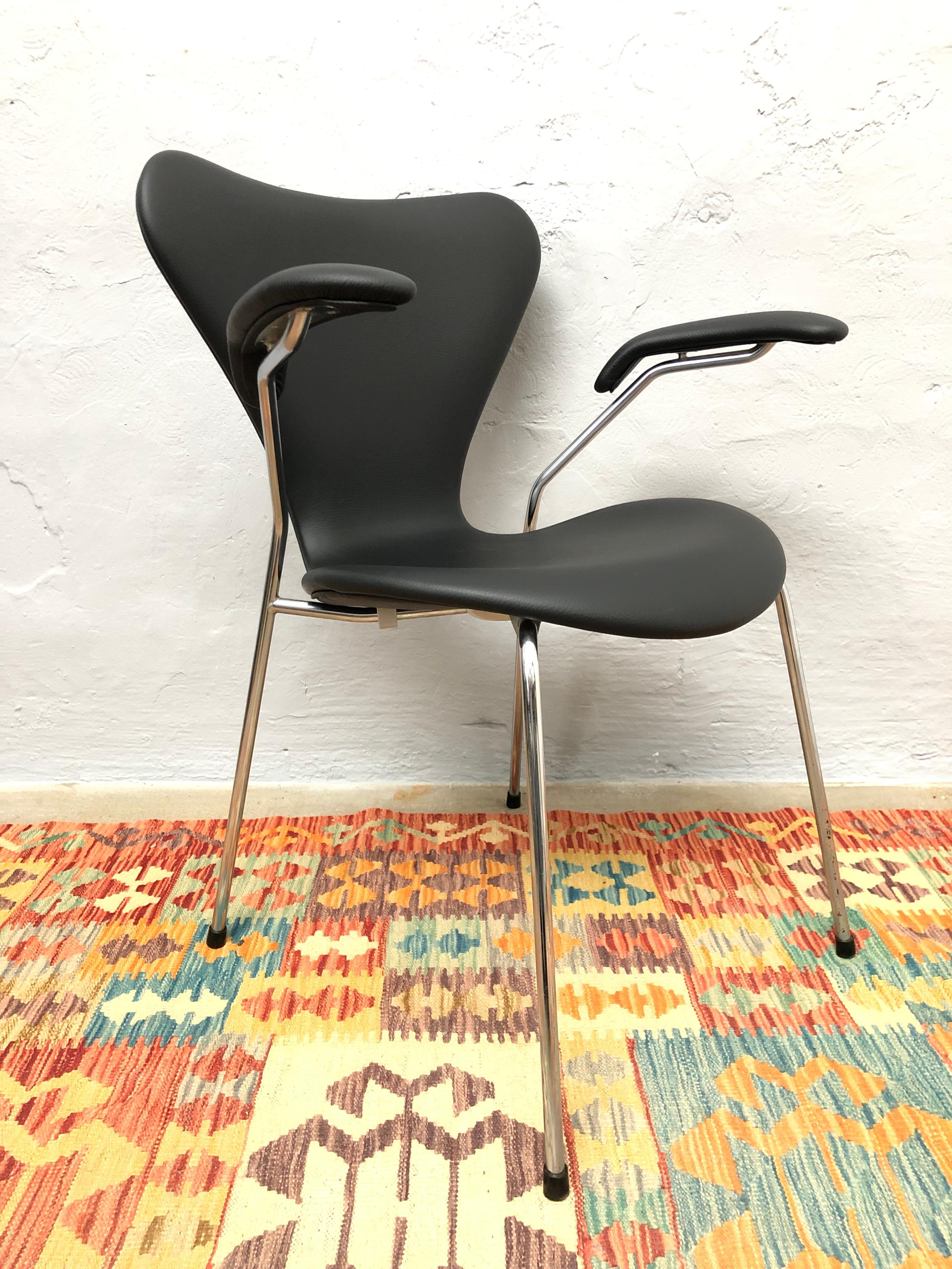 Hand-Crafted Vintage Set of 6 Iconic Arne Jacobsen 3207 Chairs Designed in 1955