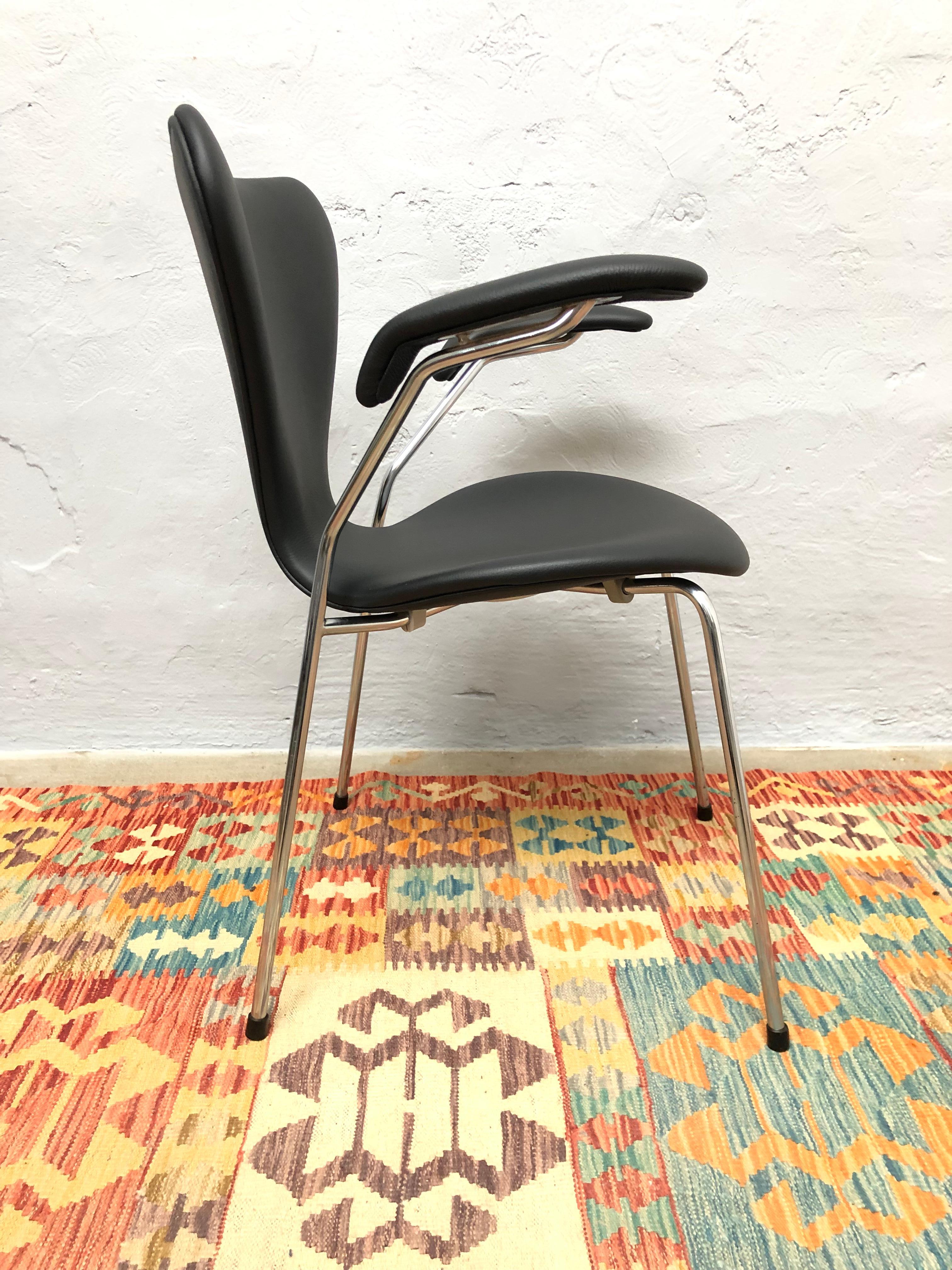 Vintage Set of 6 Iconic Arne Jacobsen 3207 Chairs Designed in 1955 In Good Condition In Søborg, DK