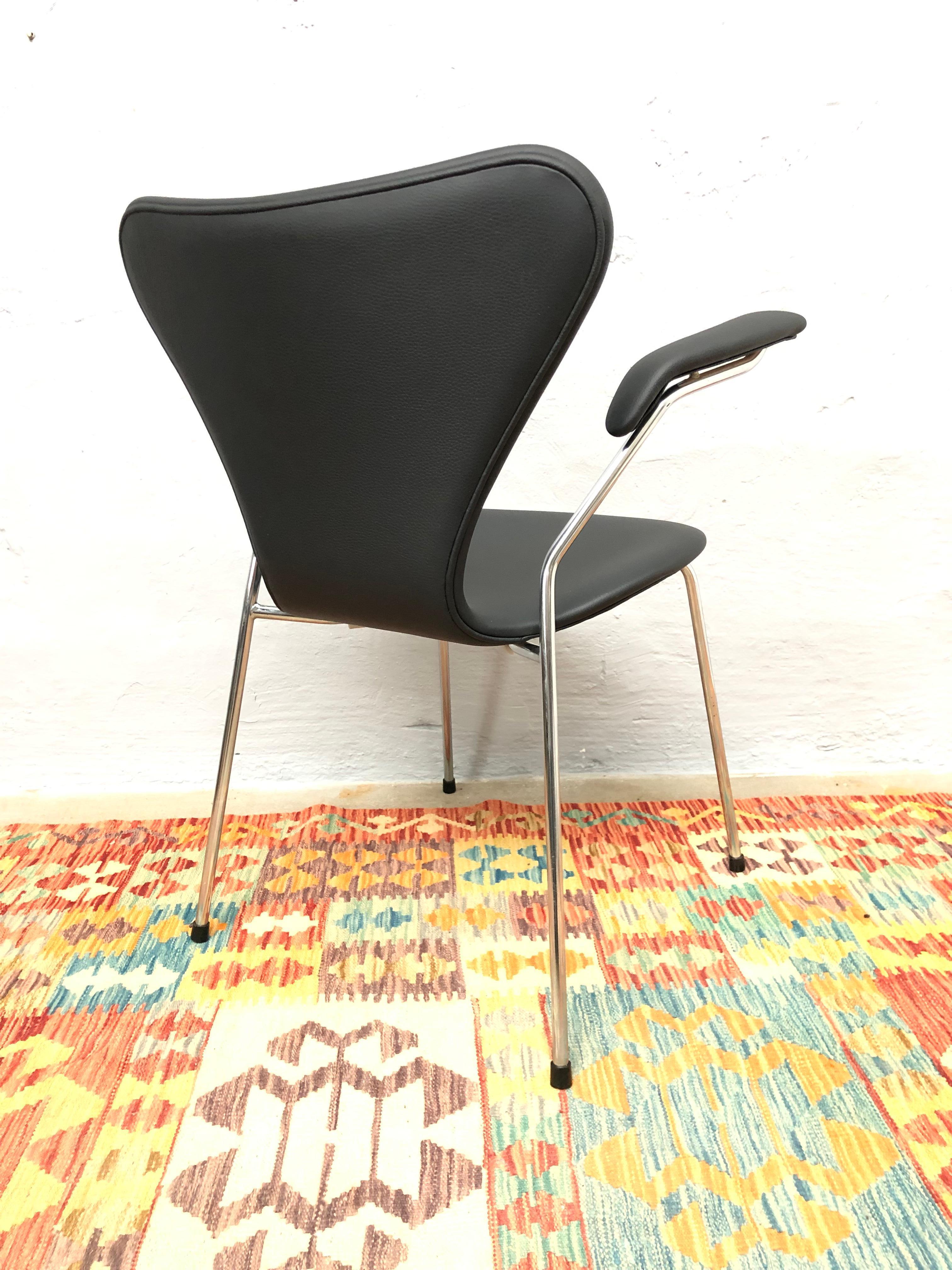 Late 20th Century Vintage Set of 6 Iconic Arne Jacobsen 3207 Chairs Designed in 1955