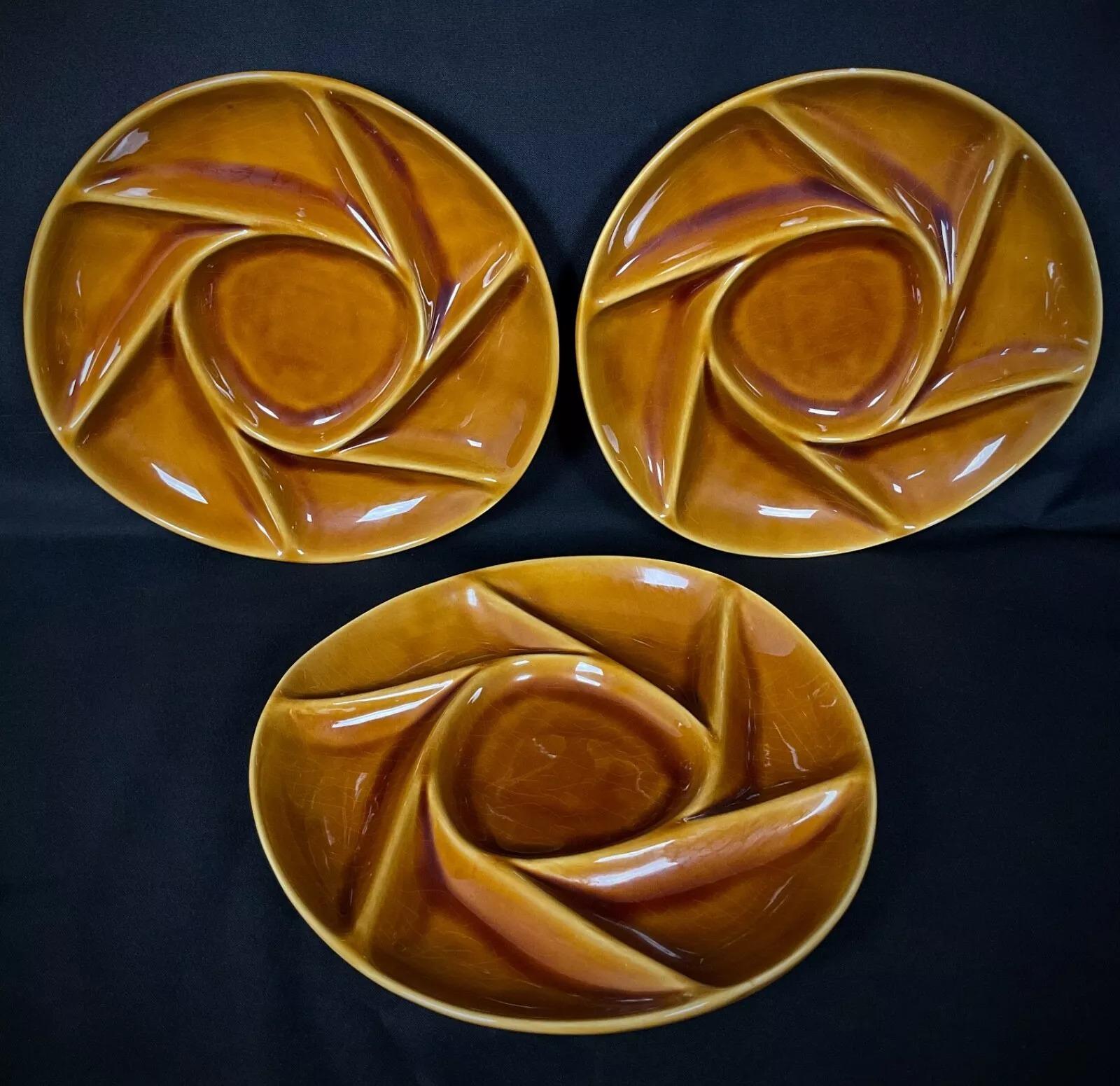 Questo set vintage di 6 piatti da fonduta Longchamps, proveniente dal cuore della Francia, è una deliziosa aggiunta a qualsiasi collezione di stoviglie. Ogni piatto misura 9,8 pollici (25 cm) di diametro e 1,4 pollici (3,5 cm) di altezza, con un