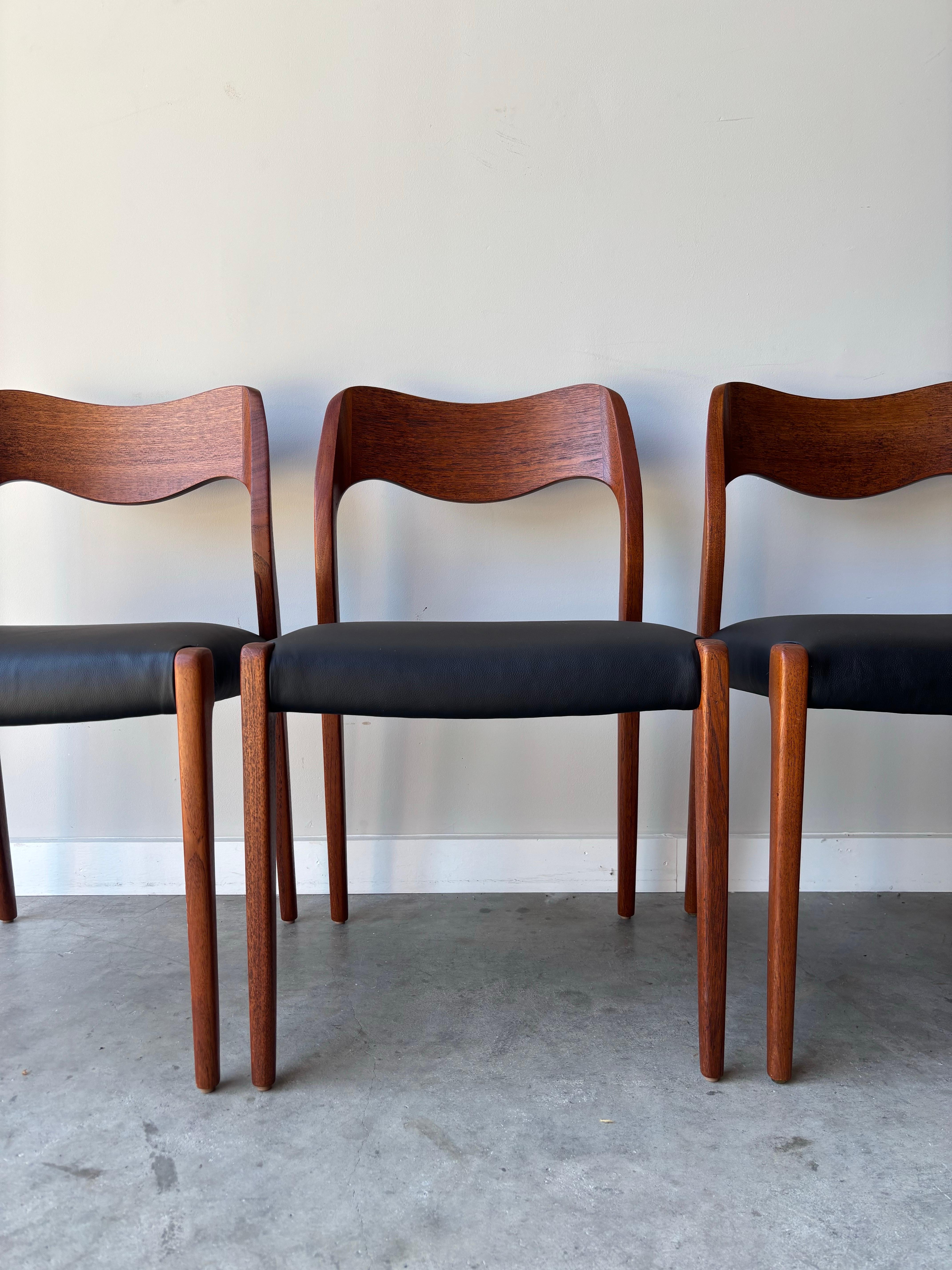 Vintage Set of 6 Møller Dining Chairs - Model 71 & 55 - Oiled Teak with New Black Leather

This exceptional set combines five Model 71 side chairs with one Model 55 armchair, showcasing Niels O. Møller's timeless Danish modern design. Each chair