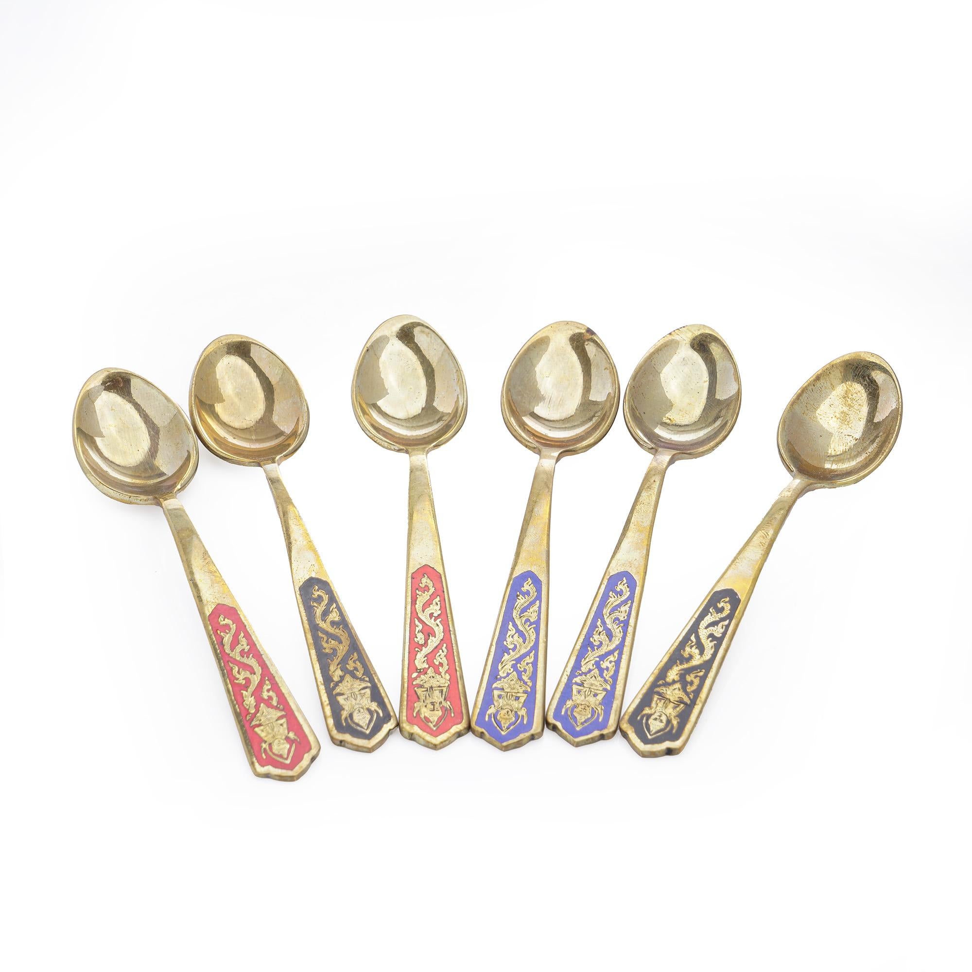 By Vintage set of 6 niello teaspersons with dragon motifs.

Ce set comprend six cuillères à café exquises en émail niellé, fabriquées à la main par See Nin Niello Mfg. Ltd. à Bangkok, Thaïlande.

Fabriqué dans les années 1970.

Chaque cuillère