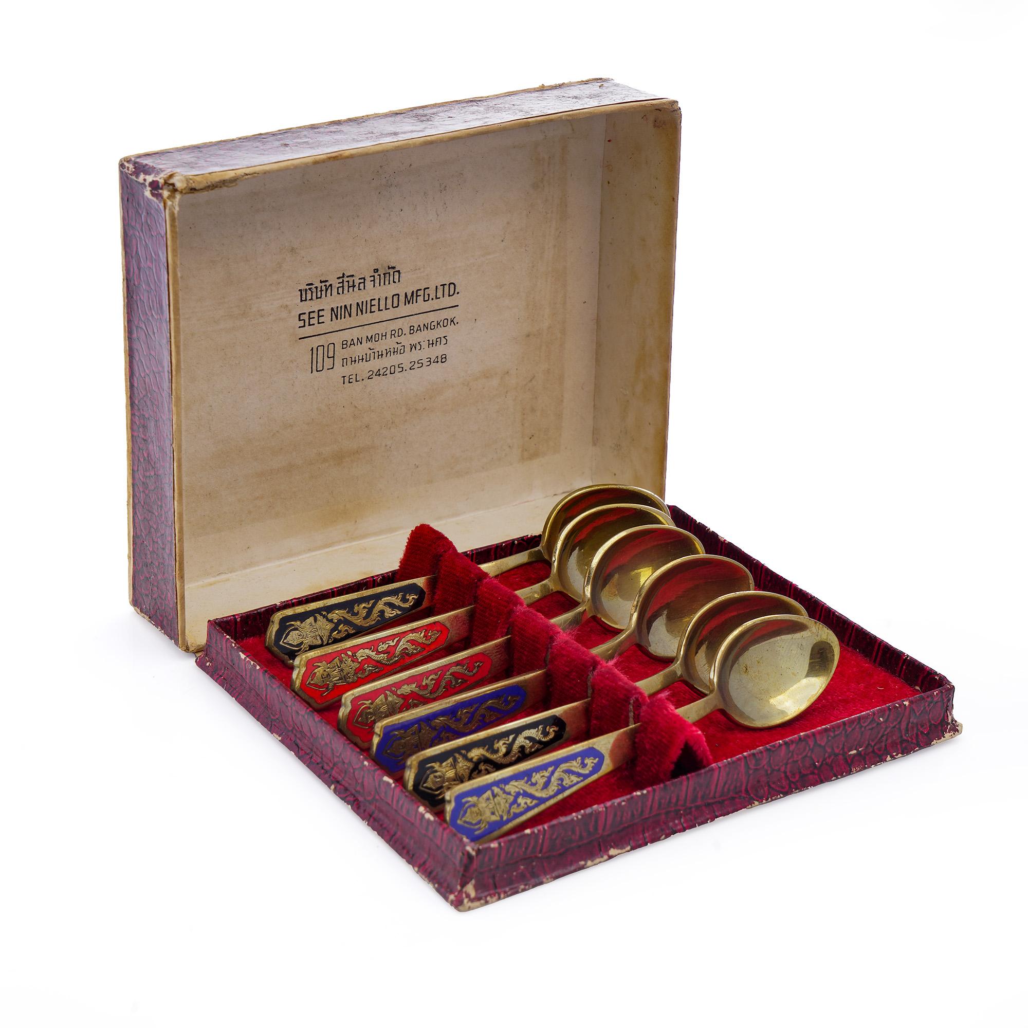Thaïlandais Ensemble vintage de 6 cuillères à thé en niellage avec motifs de dragon en vente