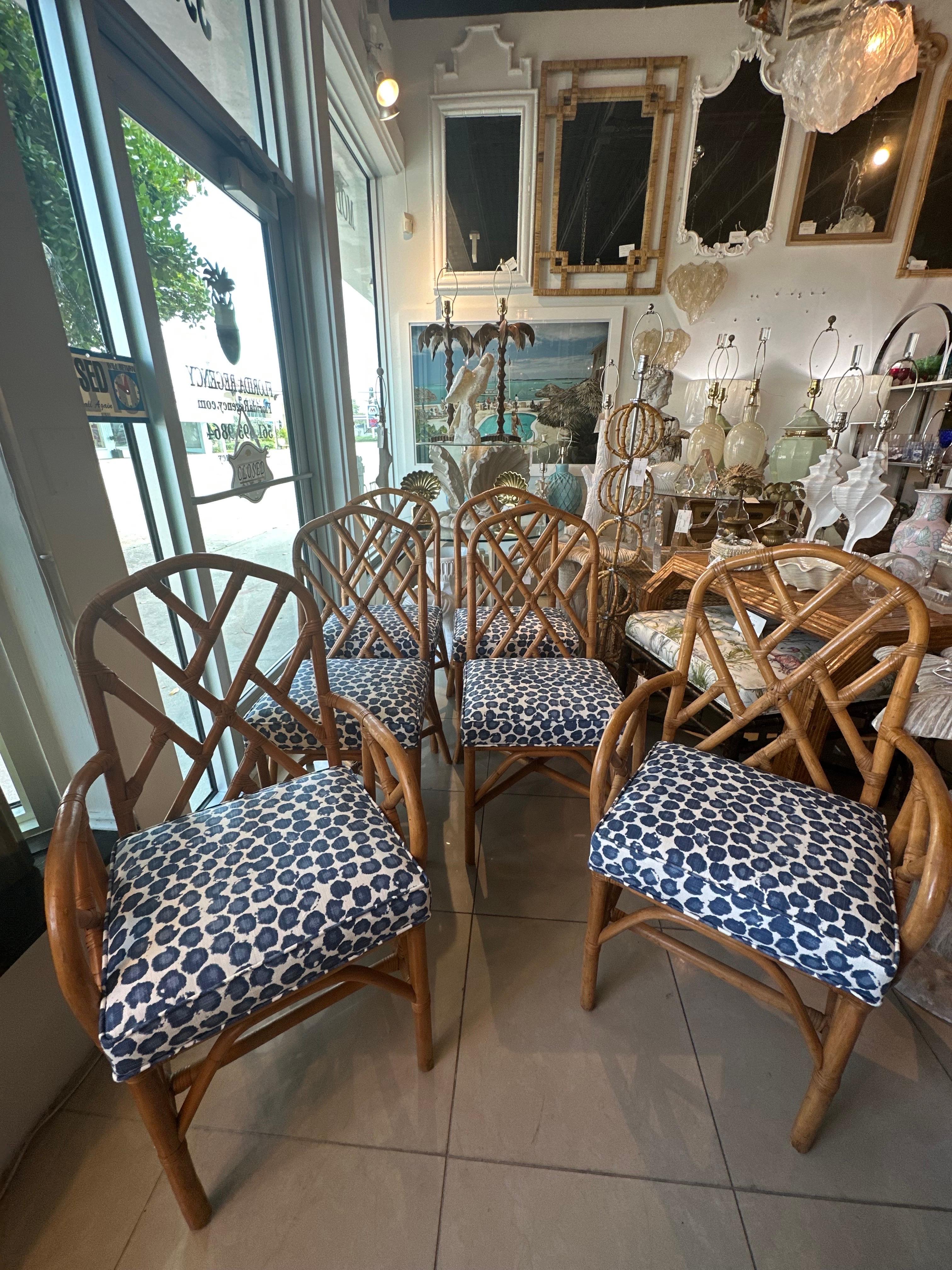 Set di 6 sedie da pranzo Chippendale cinesi in rattan d'epoca appena rivestite Blu in vendita 3
