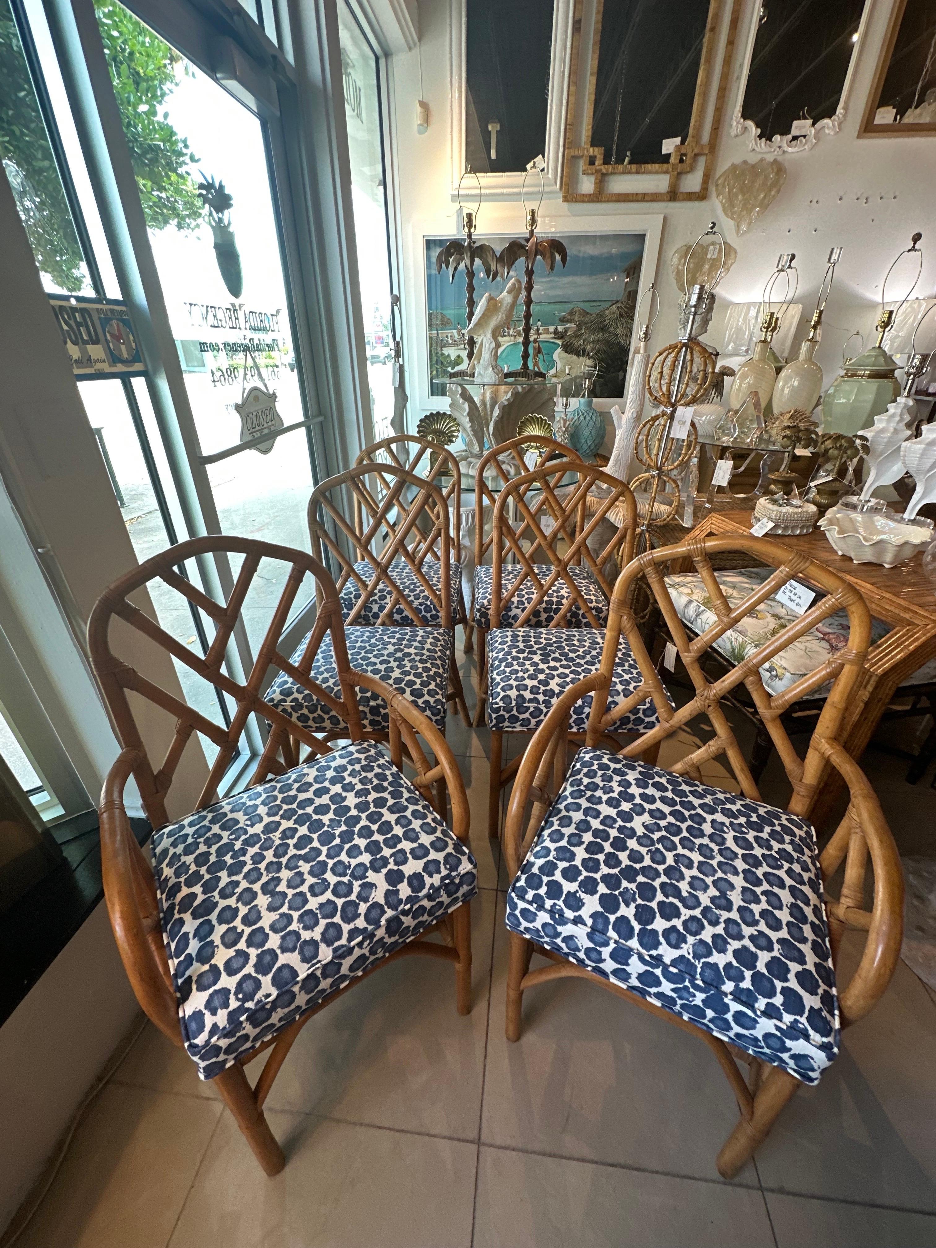 Set di 6 sedie da pranzo Chippendale cinesi in rattan d'epoca appena rivestite Blu in vendita 4