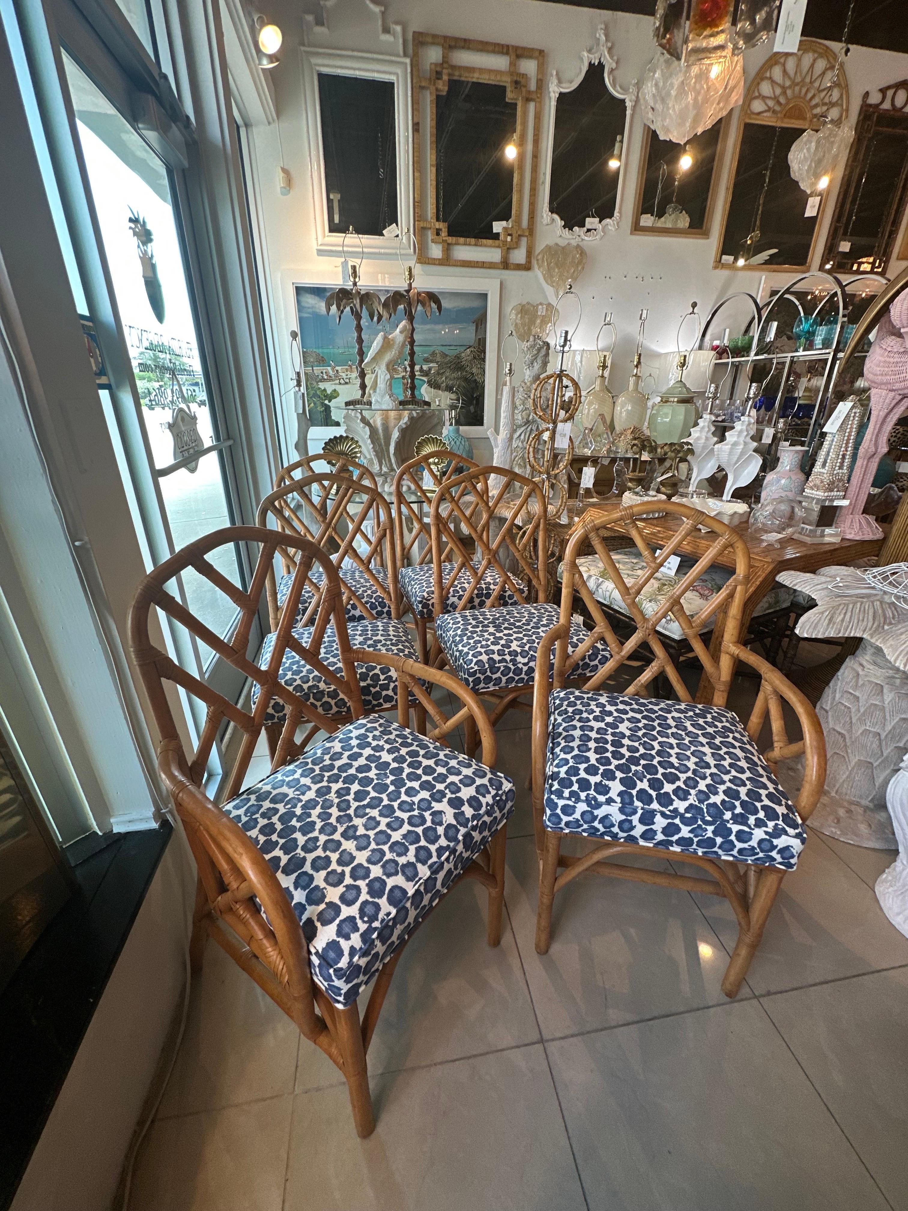 Set di 6 sedie da pranzo Chippendale cinesi in rattan d'epoca appena rivestite Blu in vendita 5