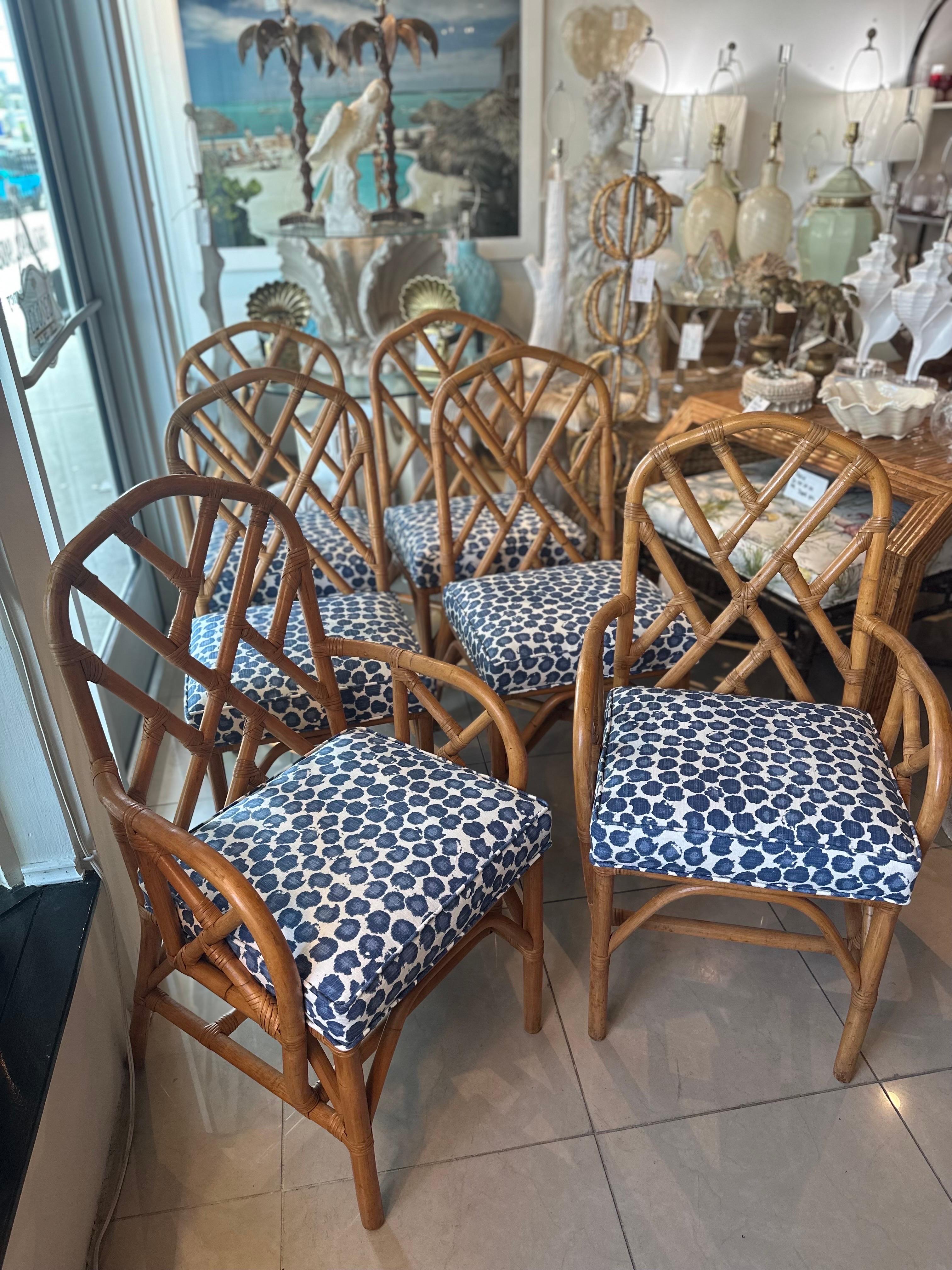 Set di 6 sedie da pranzo Chippendale cinesi in rattan d'epoca appena rivestite Blu in vendita 6