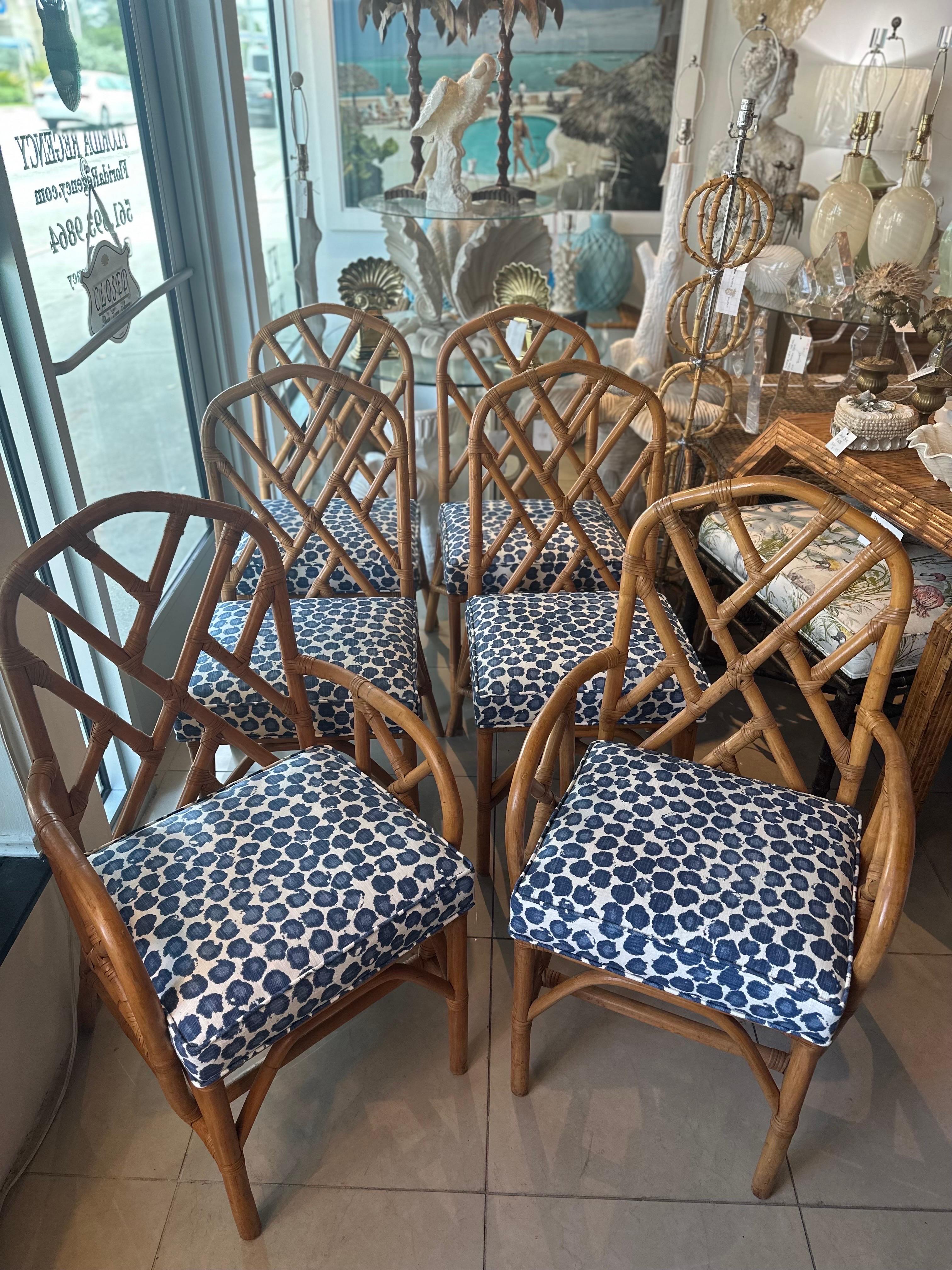 Set di 6 sedie da pranzo Chippendale cinesi in rattan d'epoca appena rivestite Blu in vendita 7