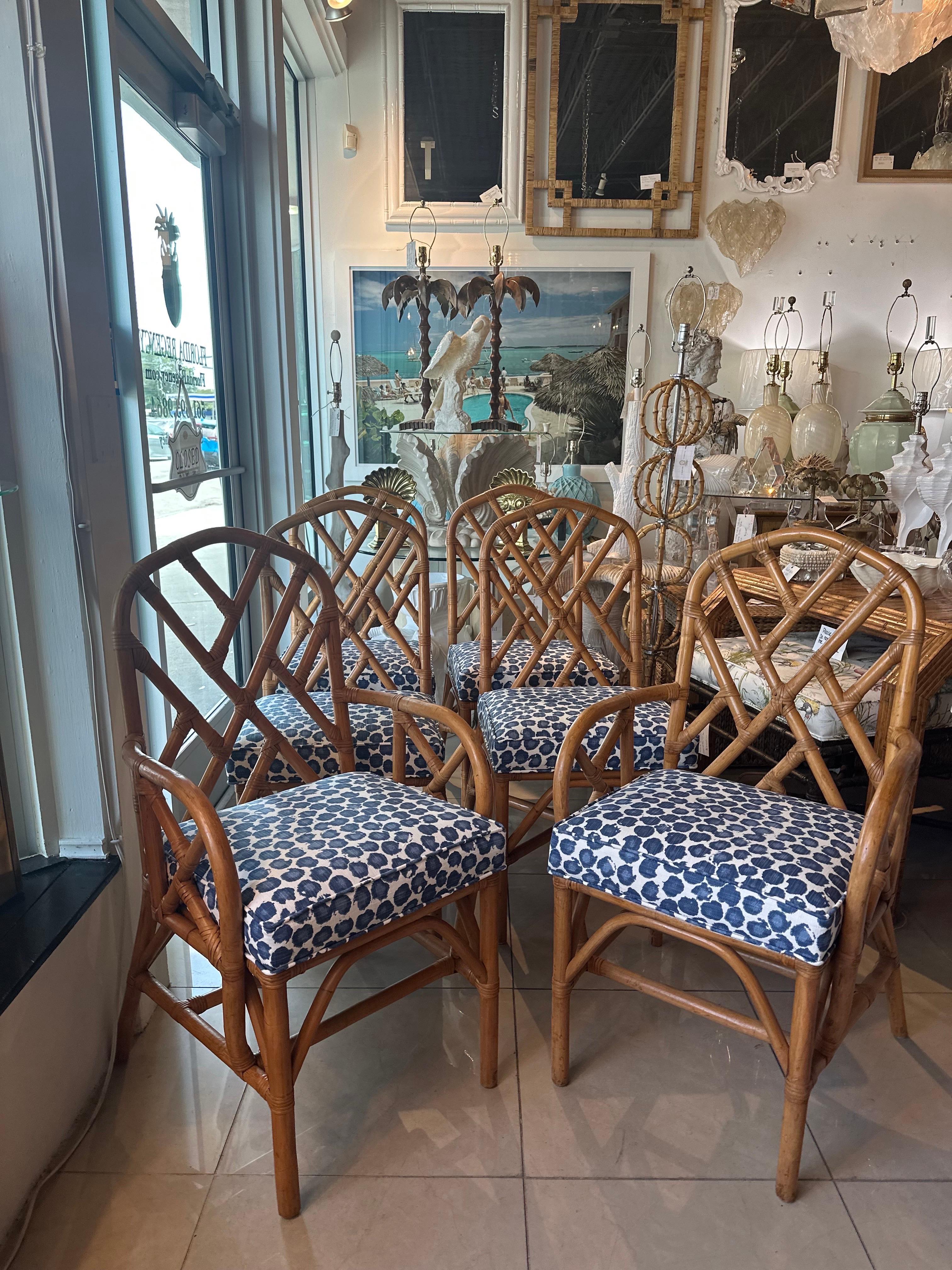 Set vintage di 6 sedie da pranzo Chippendale cinesi in rattan, 4 sedie da pranzo laterali e 2 poltrone. Il rattan originale può presentare alcune lievi decolorazioni e segni. Abbiamo pulito meticolosamente il rattan. Queste sono dotate di una nuova