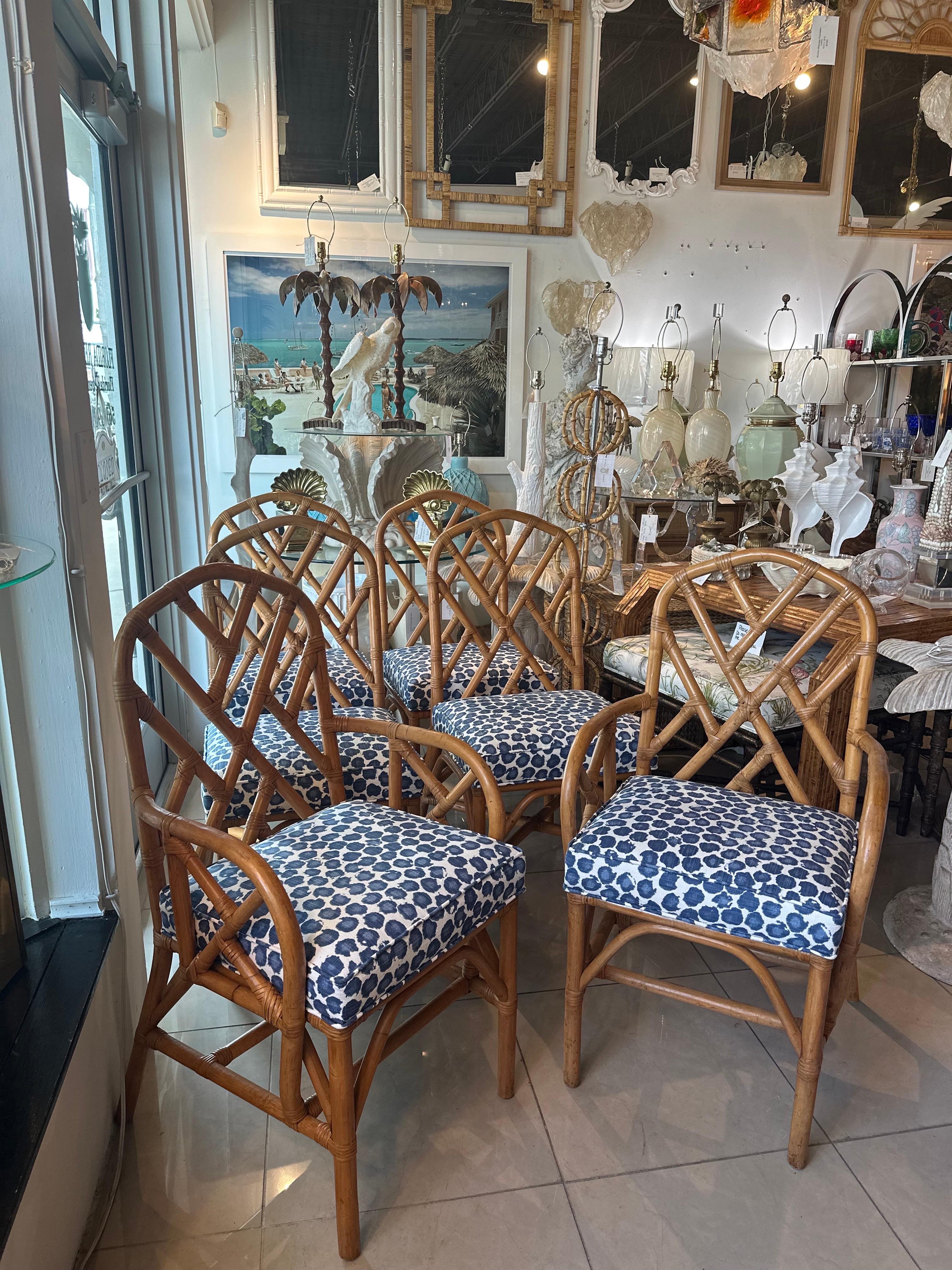 Chippendale cinese Set di 6 sedie da pranzo Chippendale cinesi in rattan d'epoca appena rivestite Blu in vendita