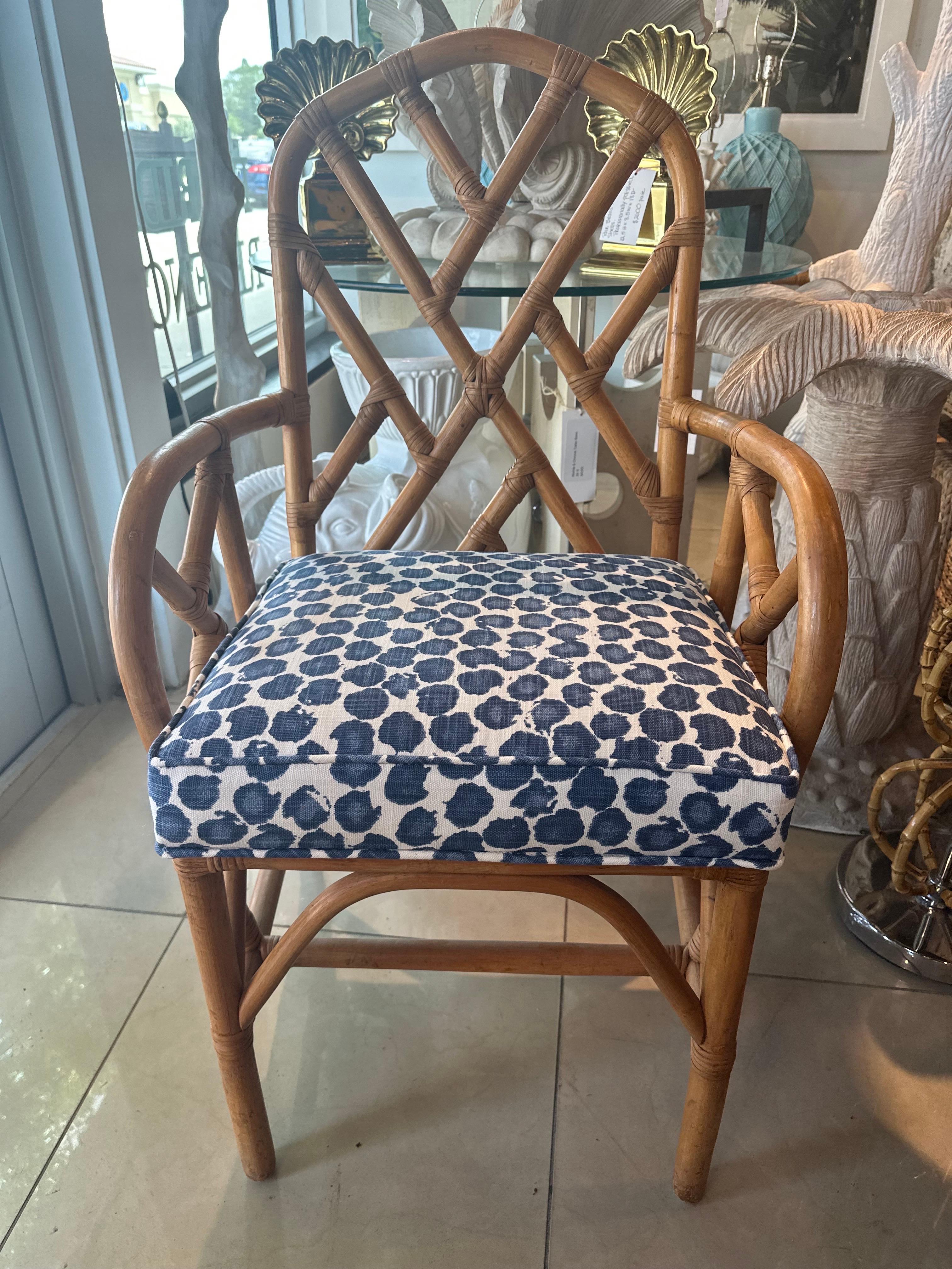 Americano Set di 6 sedie da pranzo Chippendale cinesi in rattan d'epoca appena rivestite Blu in vendita