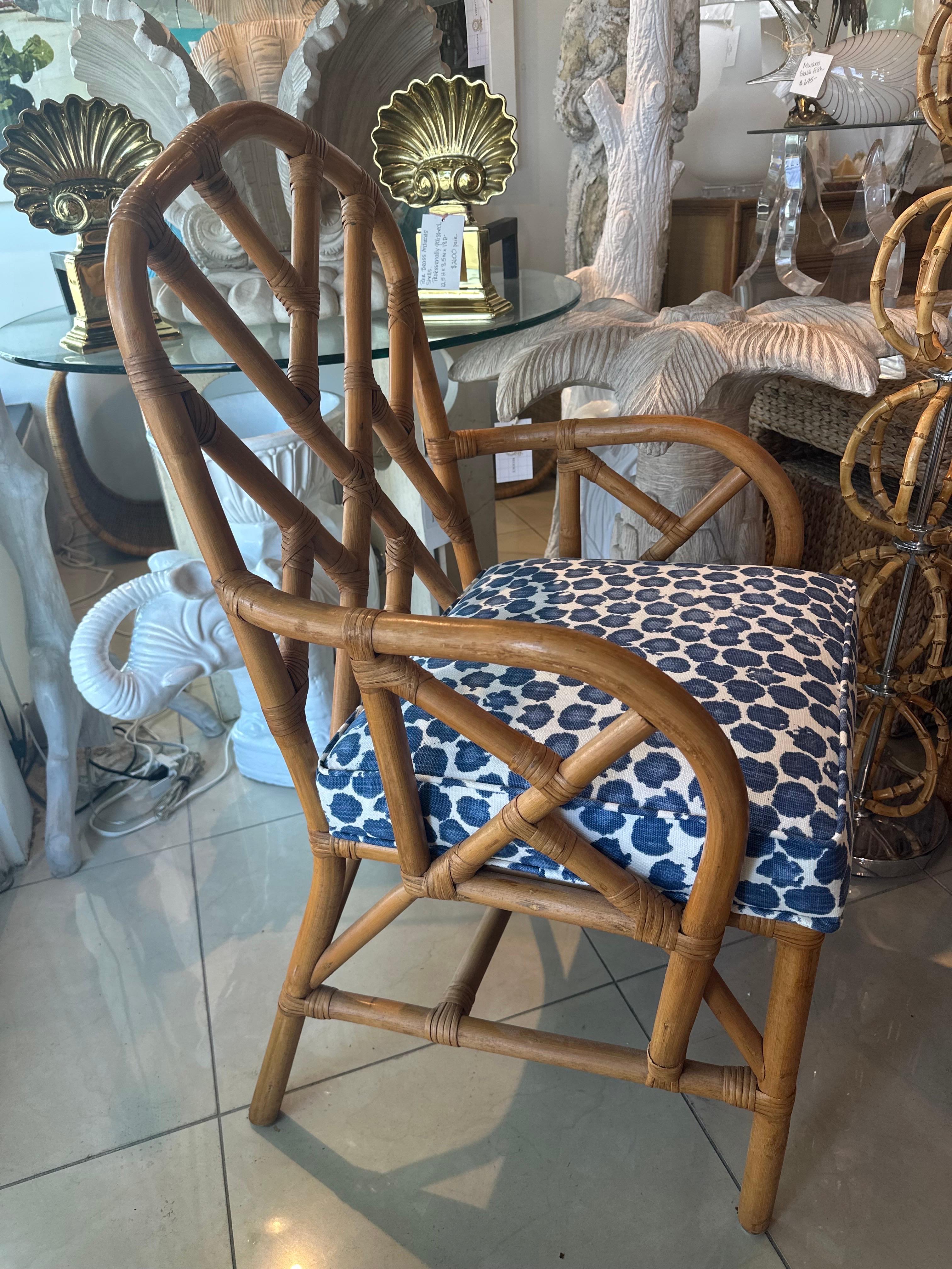Fine XX secolo Set di 6 sedie da pranzo Chippendale cinesi in rattan d'epoca appena rivestite Blu in vendita