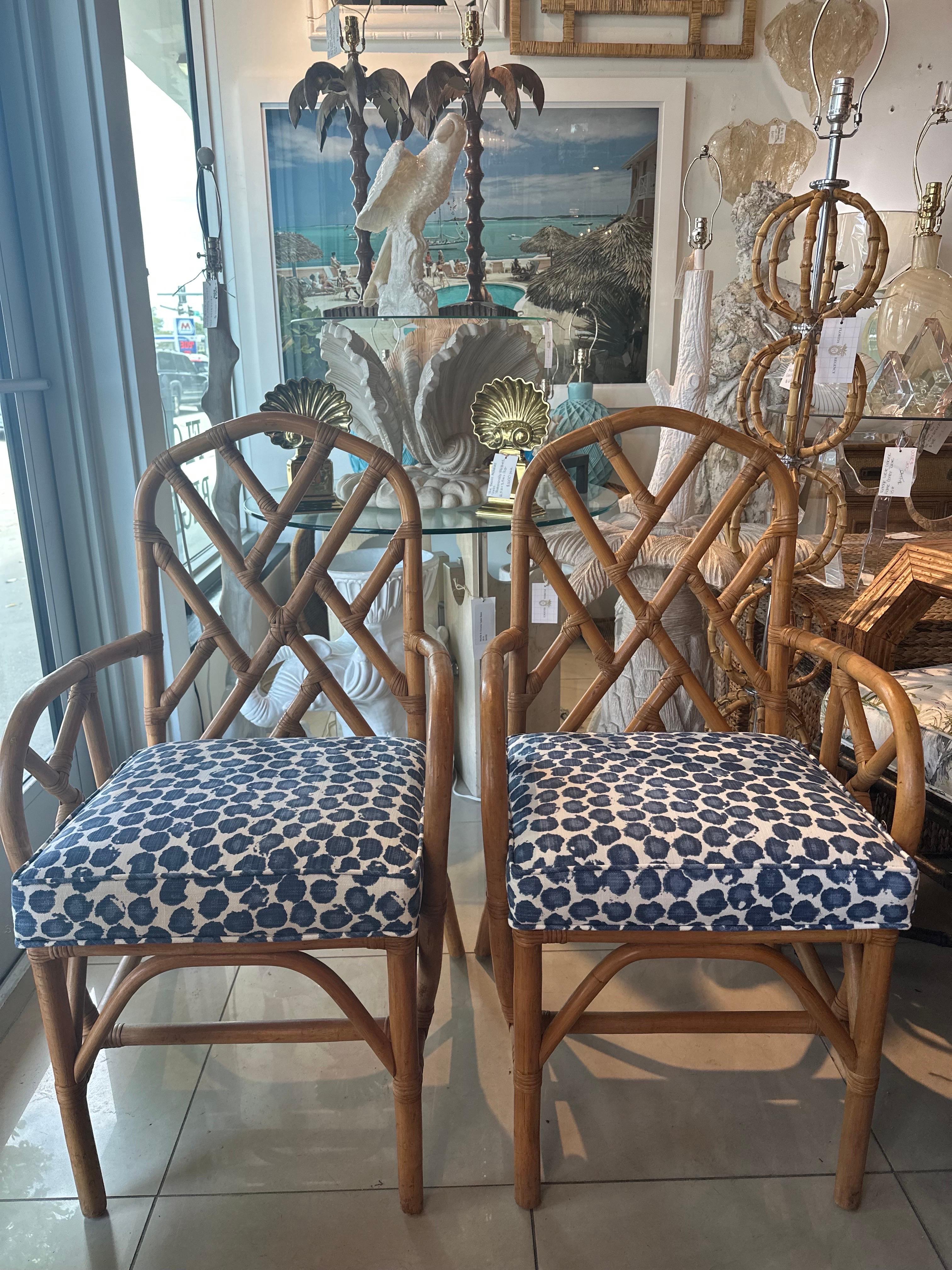 Tappezzeria Set di 6 sedie da pranzo Chippendale cinesi in rattan d'epoca appena rivestite Blu in vendita