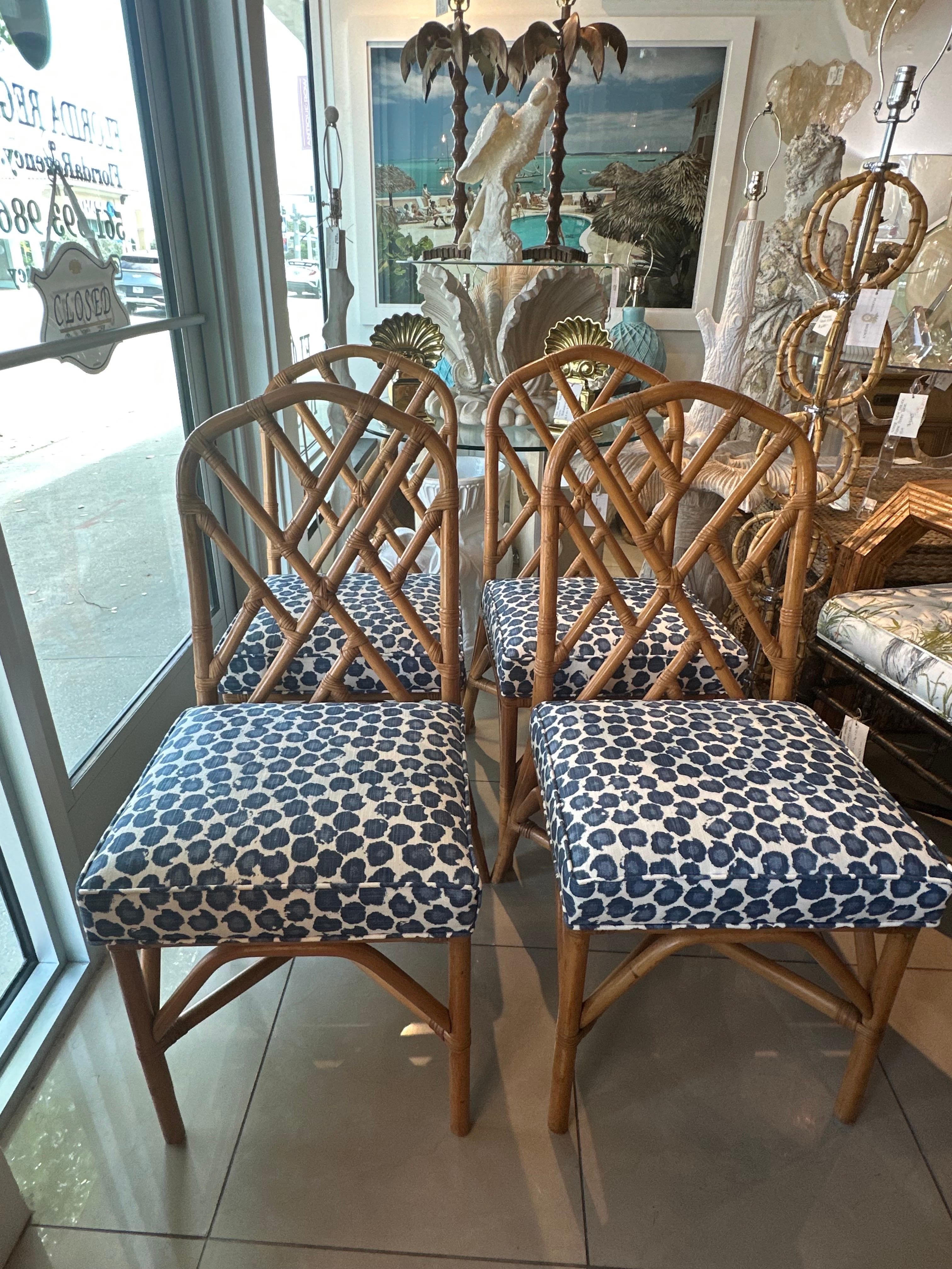 Set di 6 sedie da pranzo Chippendale cinesi in rattan d'epoca appena rivestite Blu in vendita 1