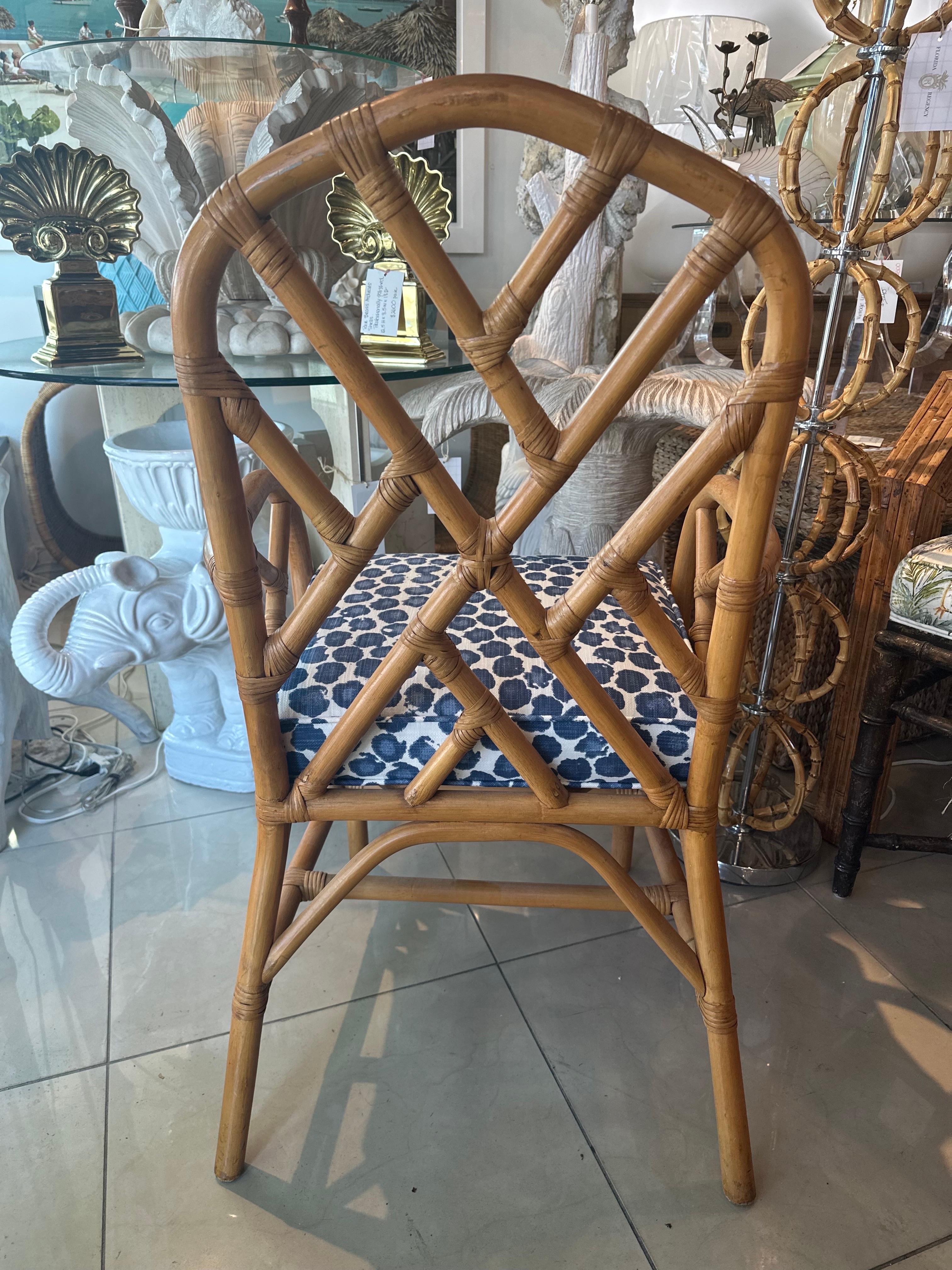 Set di 6 sedie da pranzo Chippendale cinesi in rattan d'epoca appena rivestite Blu in vendita 2