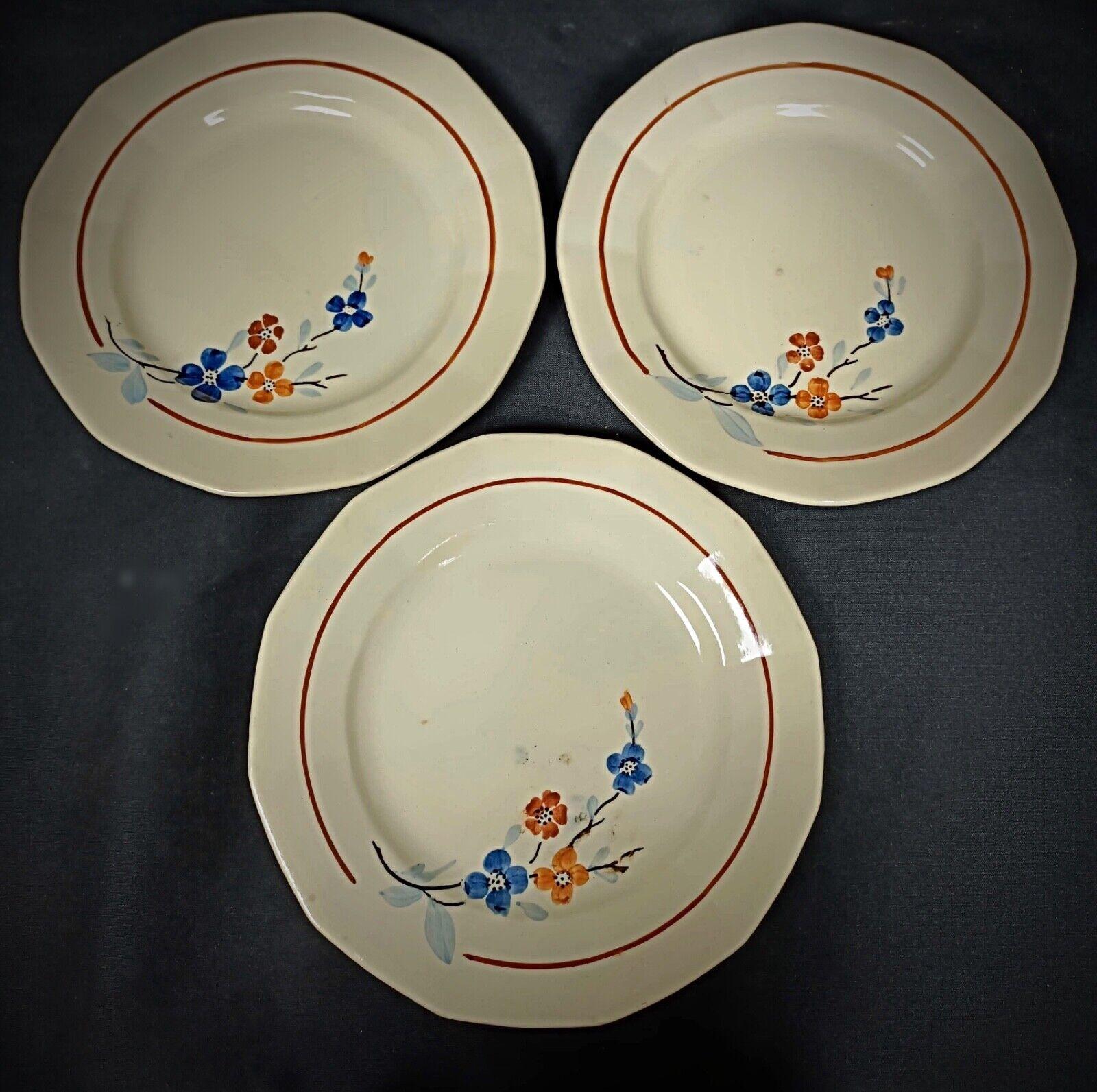 Ce set vintage de six assiettes Sarreguemines présente un charmant décor floral, parfait pour ajouter une touche d'élégance à votre table à manger. Ces assiettes sont un exemple classique de l'artisanat français en céramique du milieu du 20e