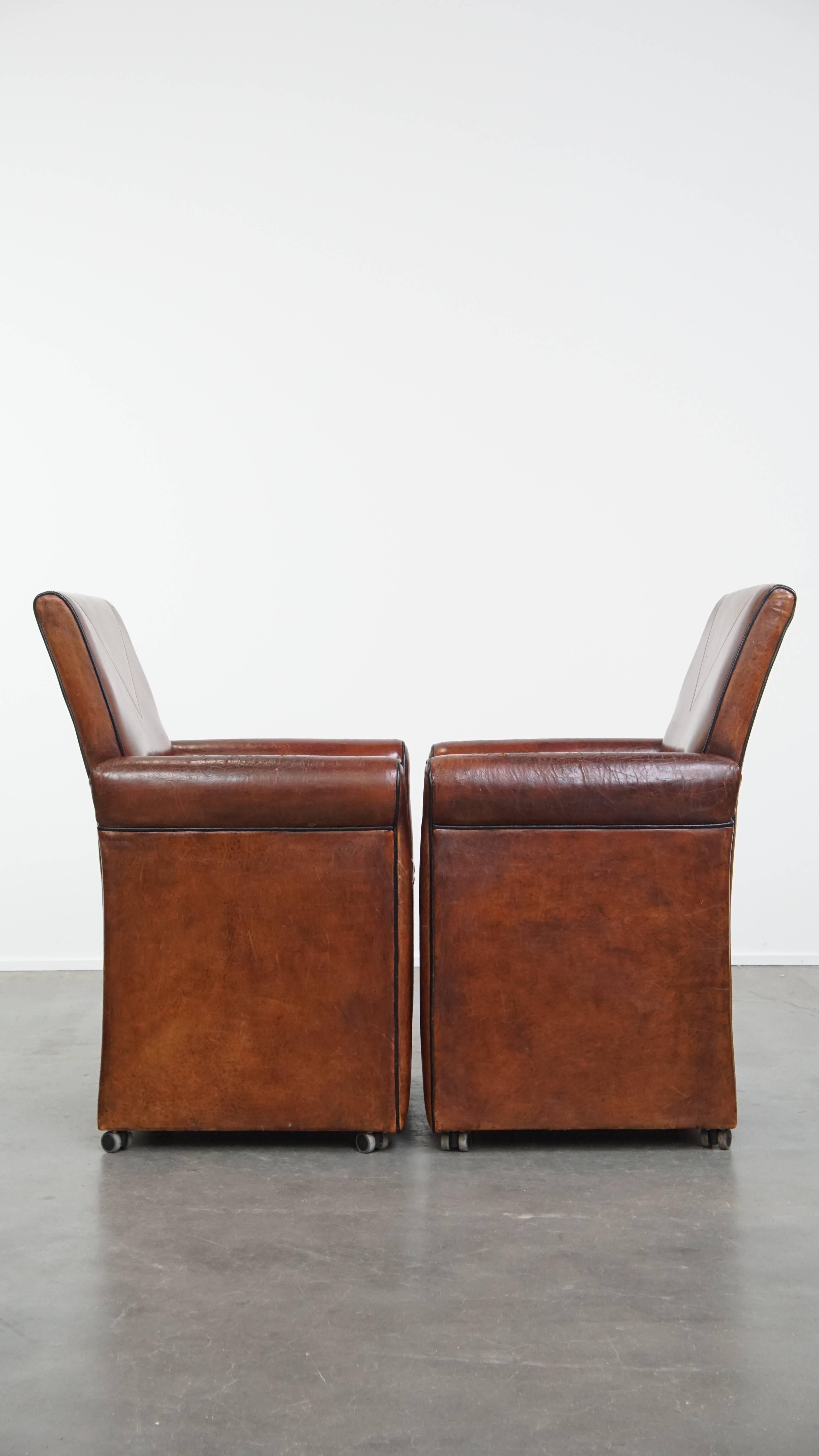 Vintage set of 6 sheepskin leather dining chairs on Wheels (Klassisch-römisch) im Angebot