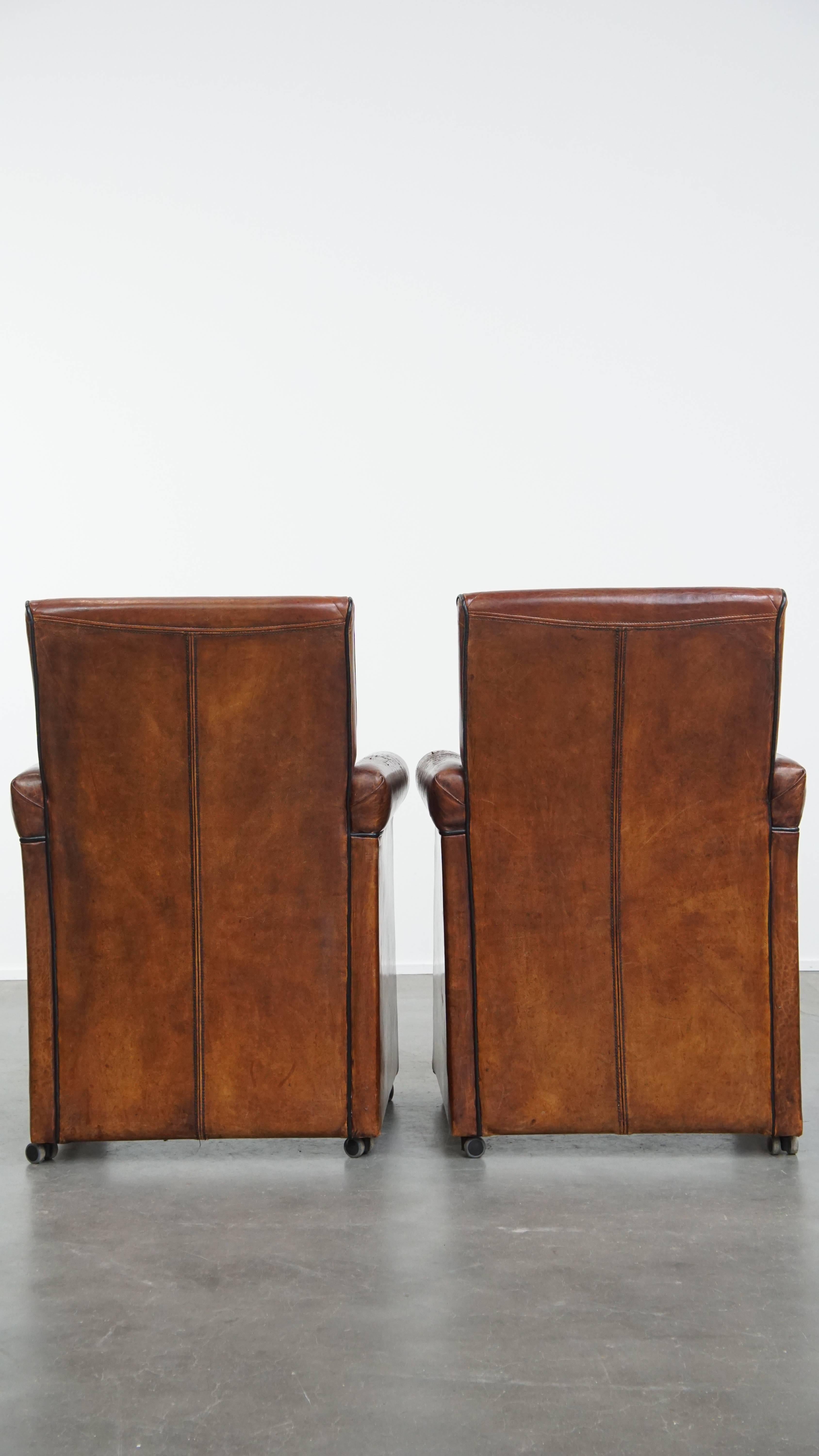 Vintage set of 6 sheepskin leather dining chairs on Wheels (Handgefertigt) im Angebot