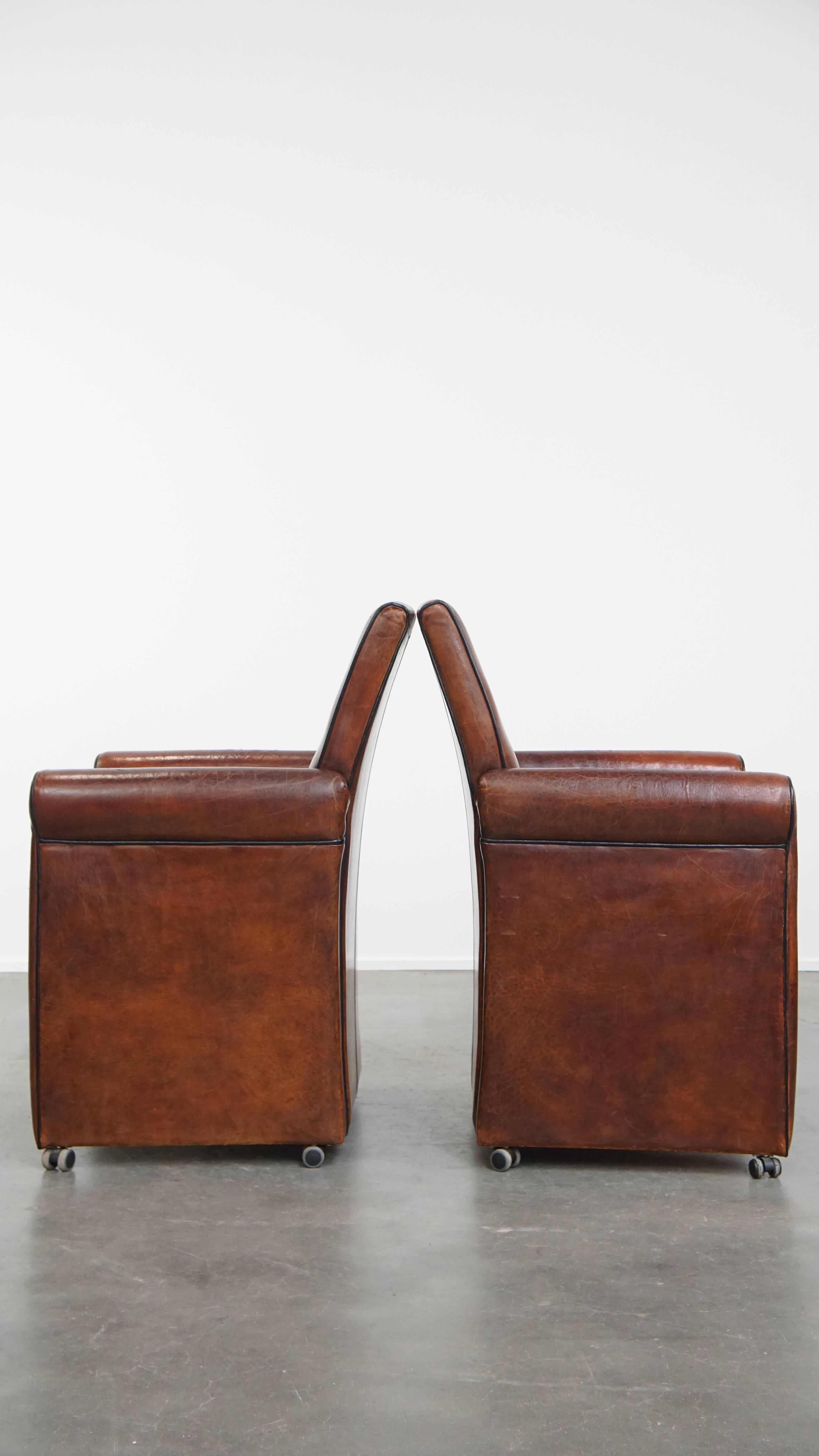 Vintage set of 6 sheepskin leather dining chairs on Wheels im Zustand „Relativ gut“ im Angebot in Harderwijk, NL