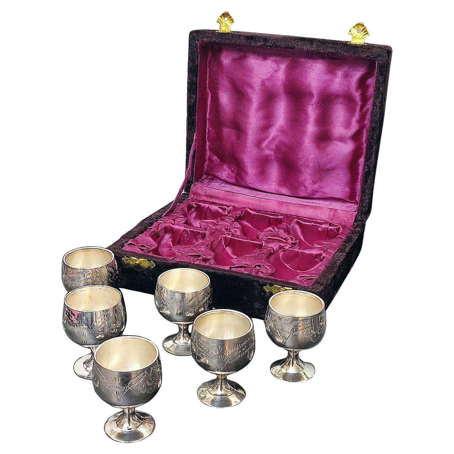 Ensemble vintage de 6 chaises à tige de liqueur en métal argenté dans leur boîte d'origine gratuitement en vente