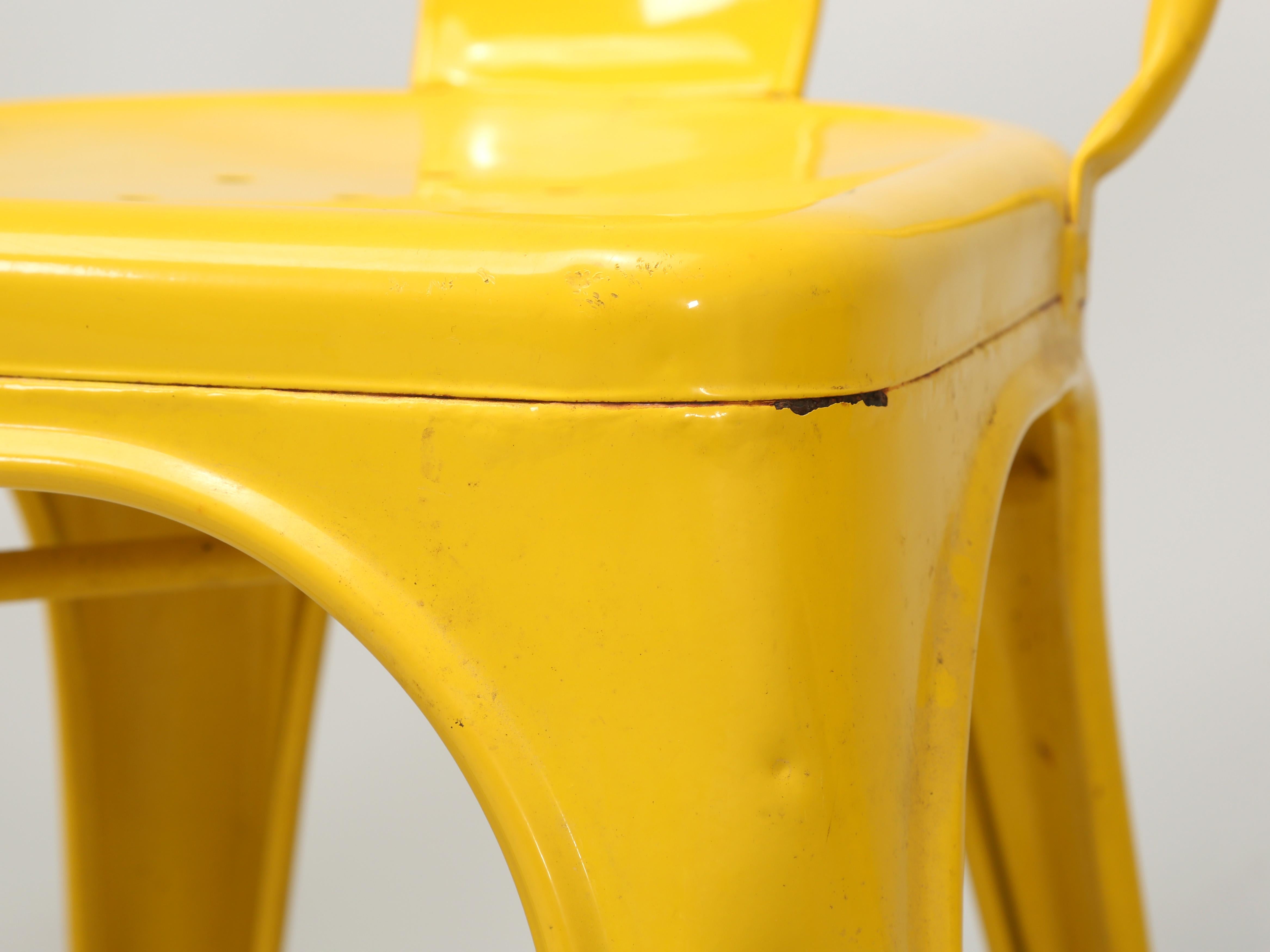 Acier Lot de 6 chaises de salle à manger empilables Tolix jaune vintage pour indoors ou extérieurs en vente