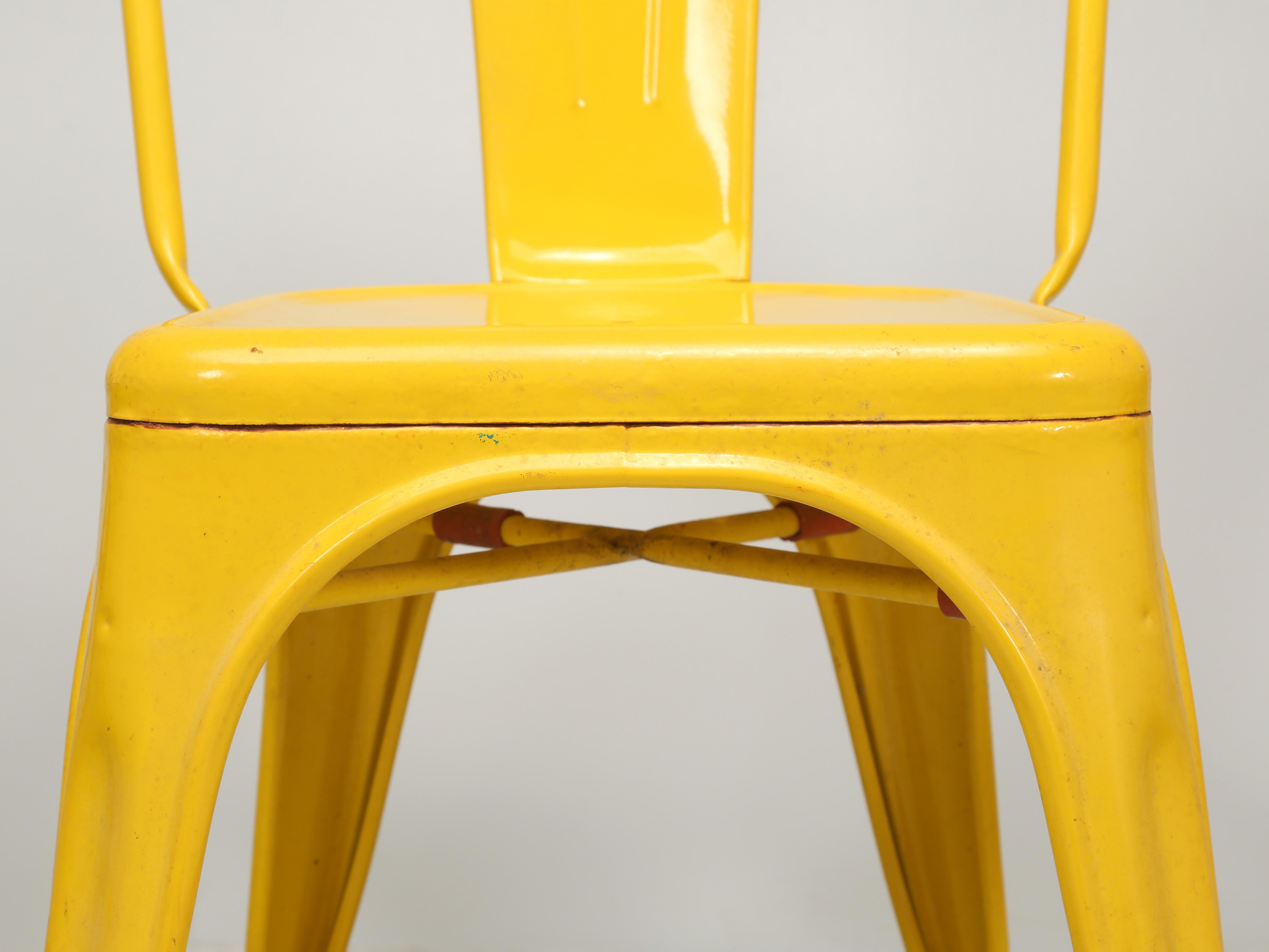 Lot de 6 chaises de salle à manger empilables Tolix jaune vintage pour indoors ou extérieurs en vente 1