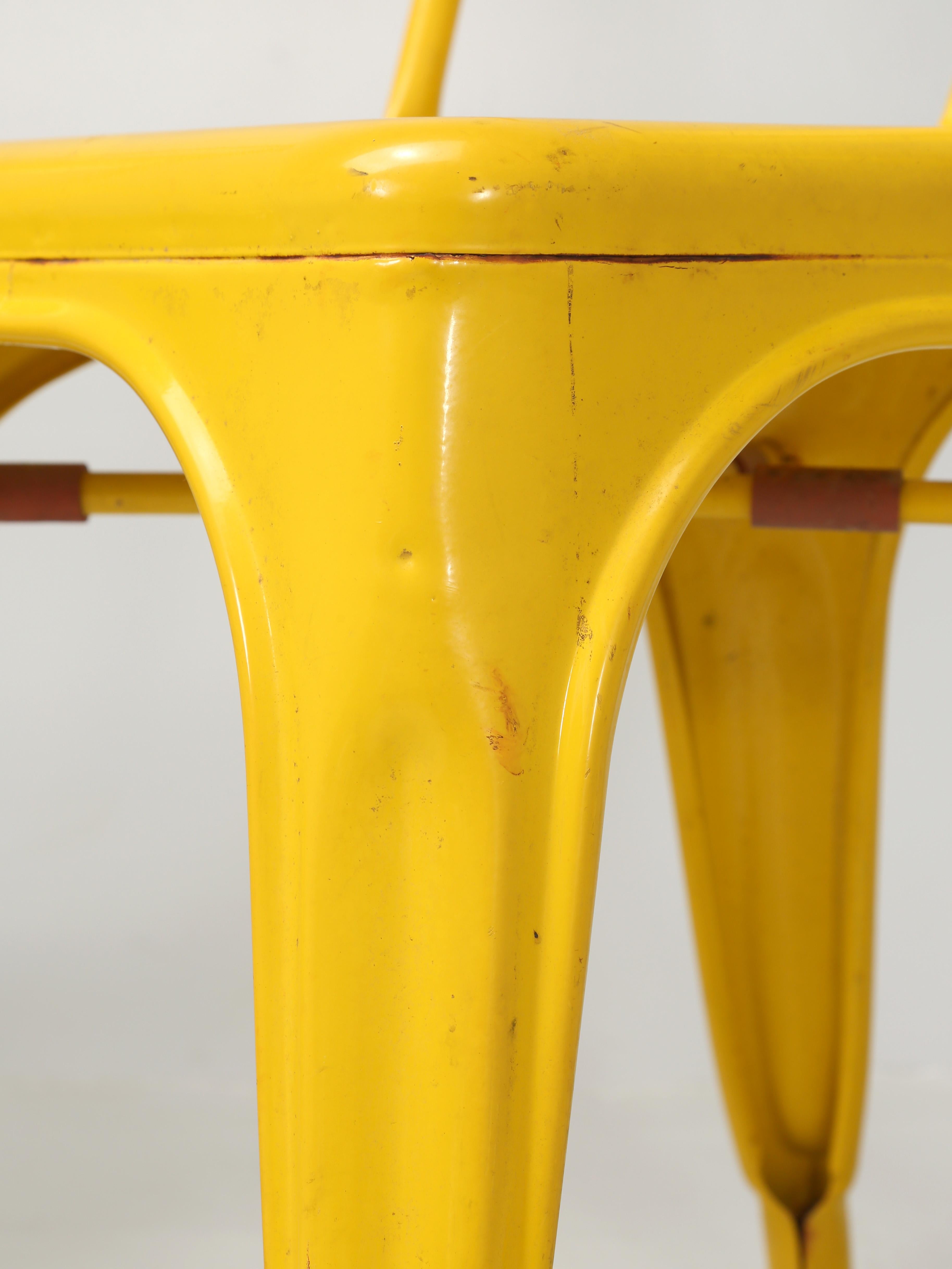 Lot de 6 chaises de salle à manger empilables Tolix jaune vintage pour indoors ou extérieurs en vente 2