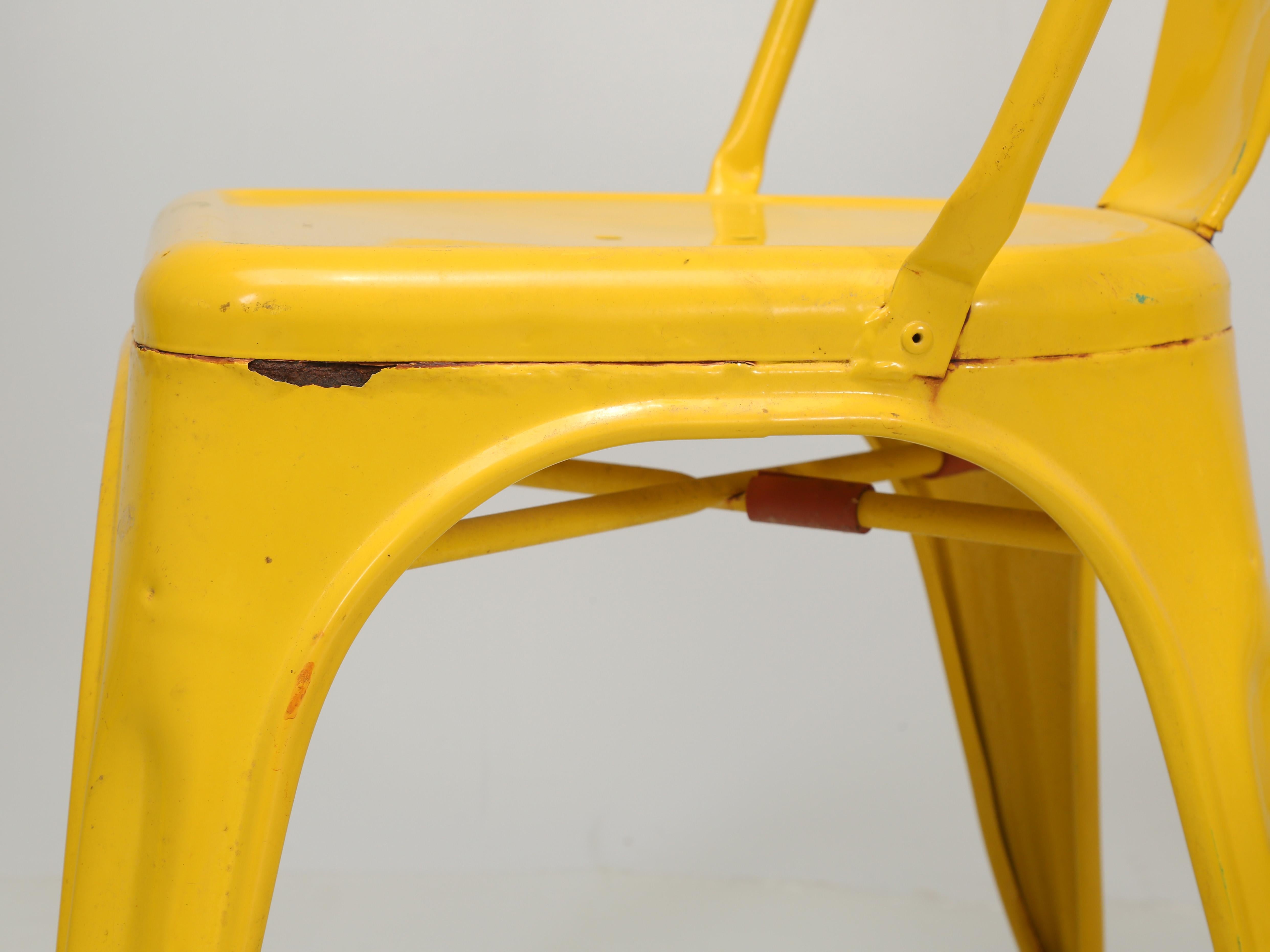 Lot de 6 chaises de salle à manger empilables Tolix jaune vintage pour indoors ou extérieurs en vente 4