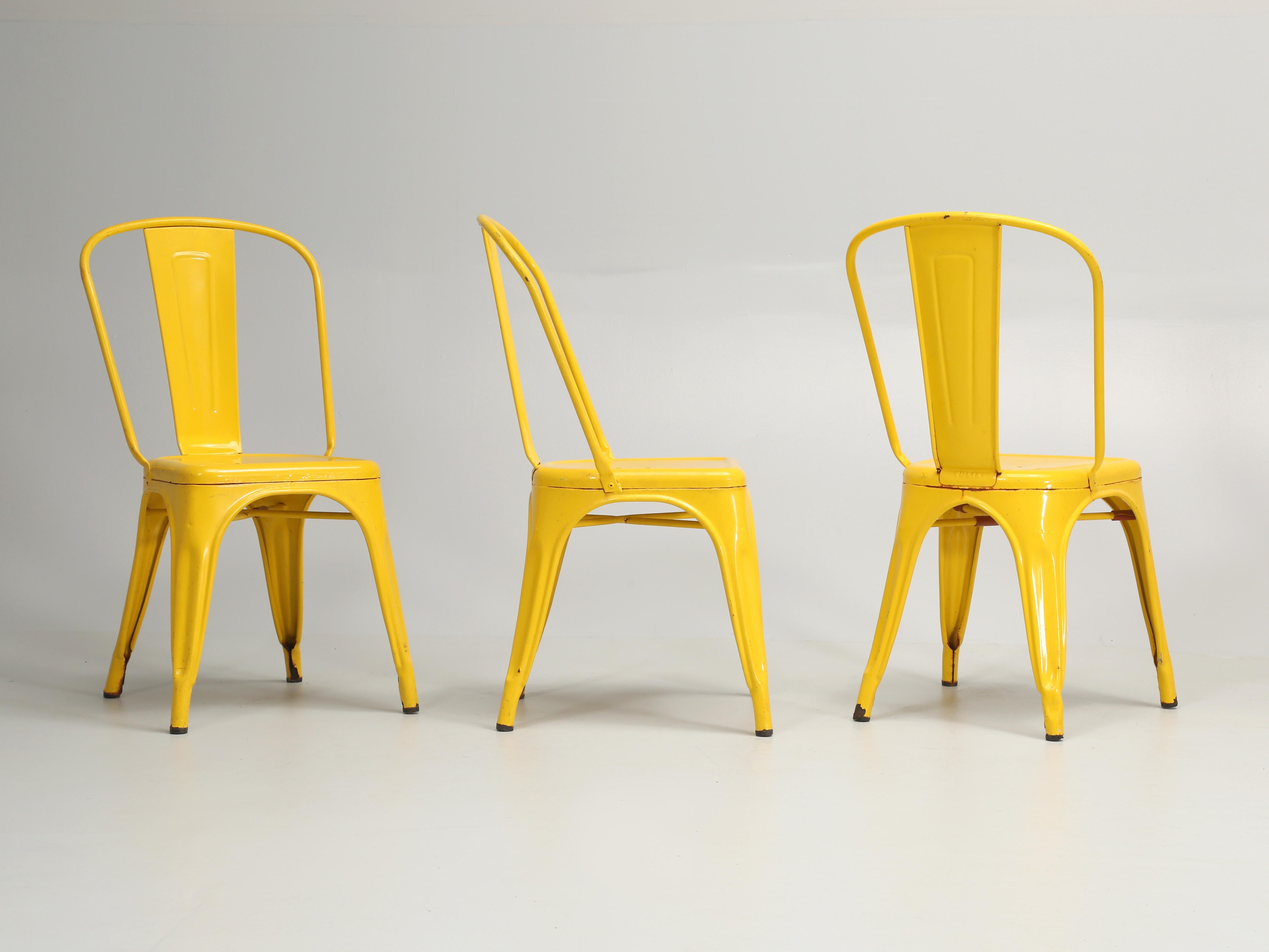 Lot de 6 chaises de salle à manger empilables Tolix jaune vintage pour indoors ou extérieurs en vente 9