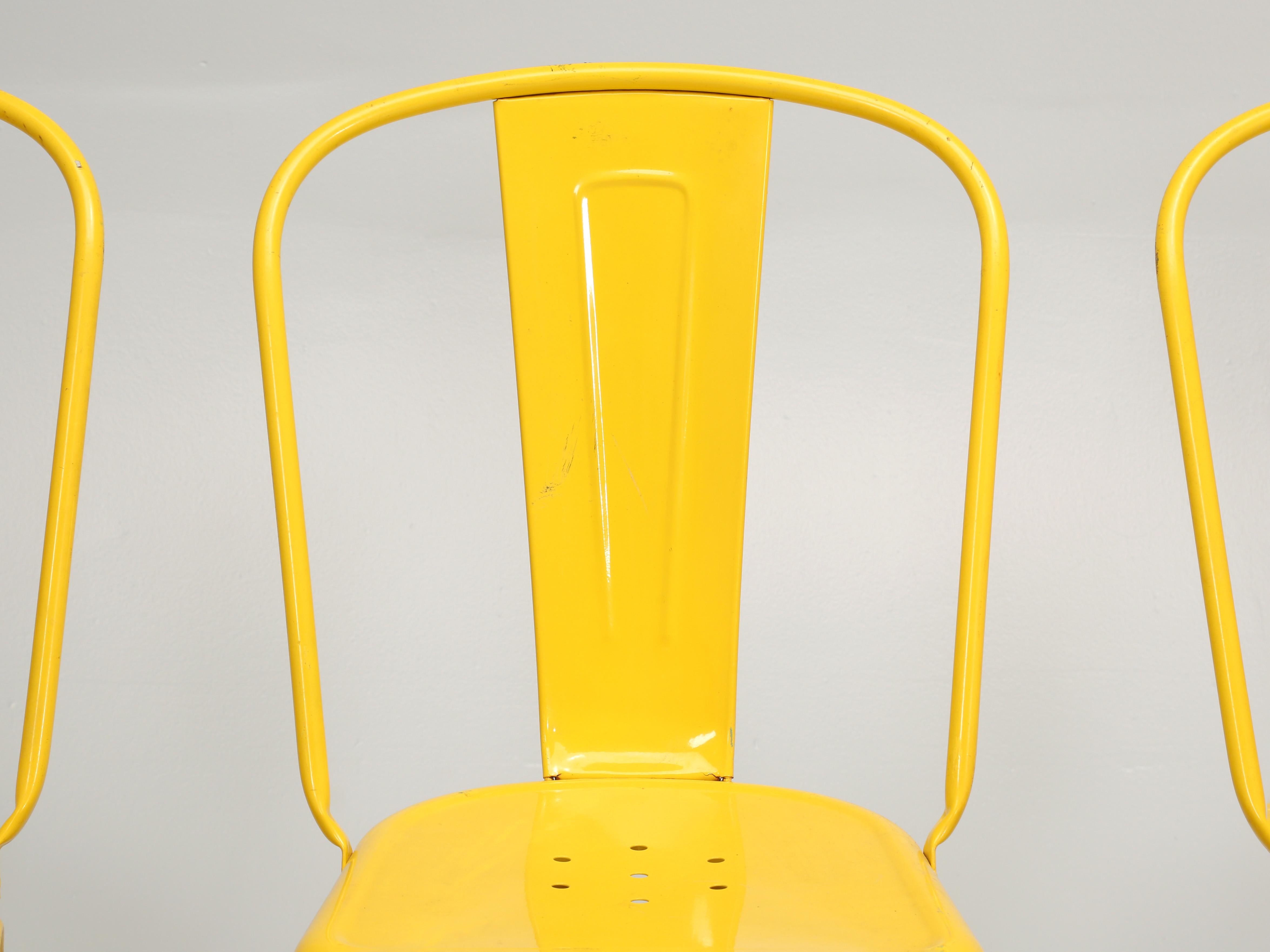 Chaises empilables vintage en acier Tolix. Les chaises Tolix sont tout aussi confortables à l'extérieur qu'à l'intérieur et le fait que vous puissiez empiler les chaises Tolix (12) en hauteur en fait des sièges supplémentaires idéaux pour les