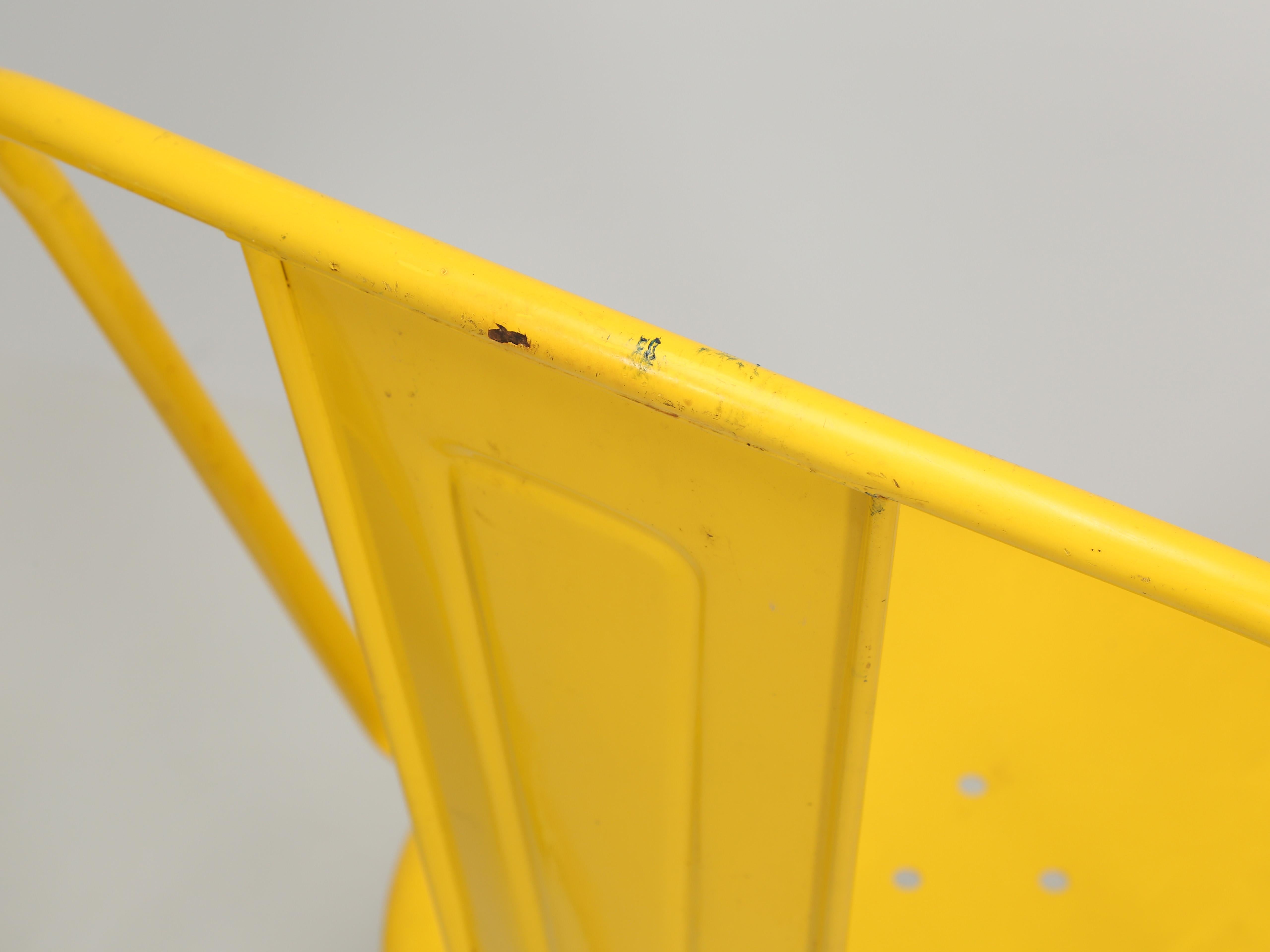 6er-Set gelbe Tolix-Stapel-Esszimmerstühle für Indoors oder Outdoor (Französisch) im Angebot