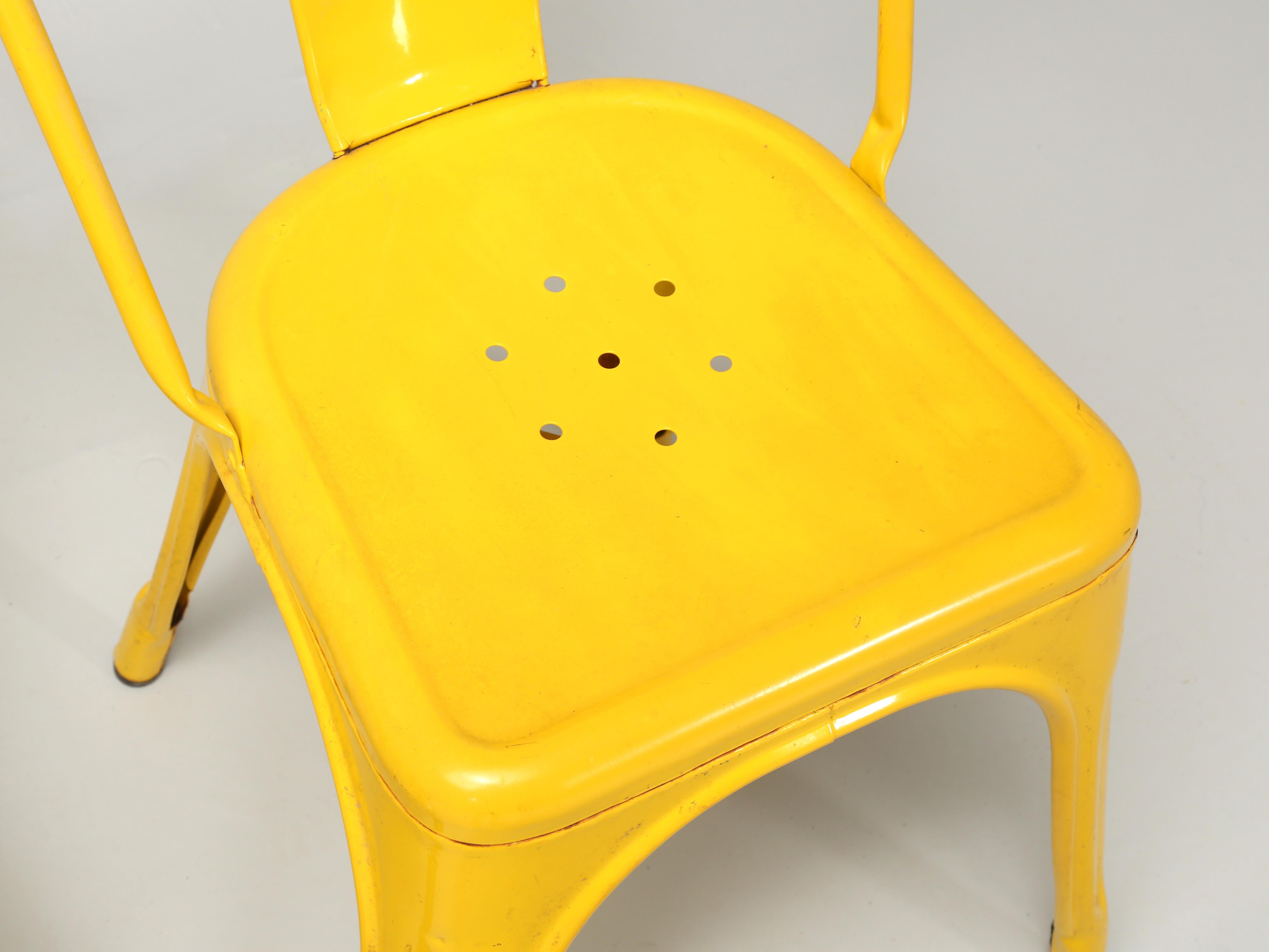 Industriel Lot de 6 chaises de salle à manger empilables Tolix jaune vintage pour indoors ou extérieurs en vente