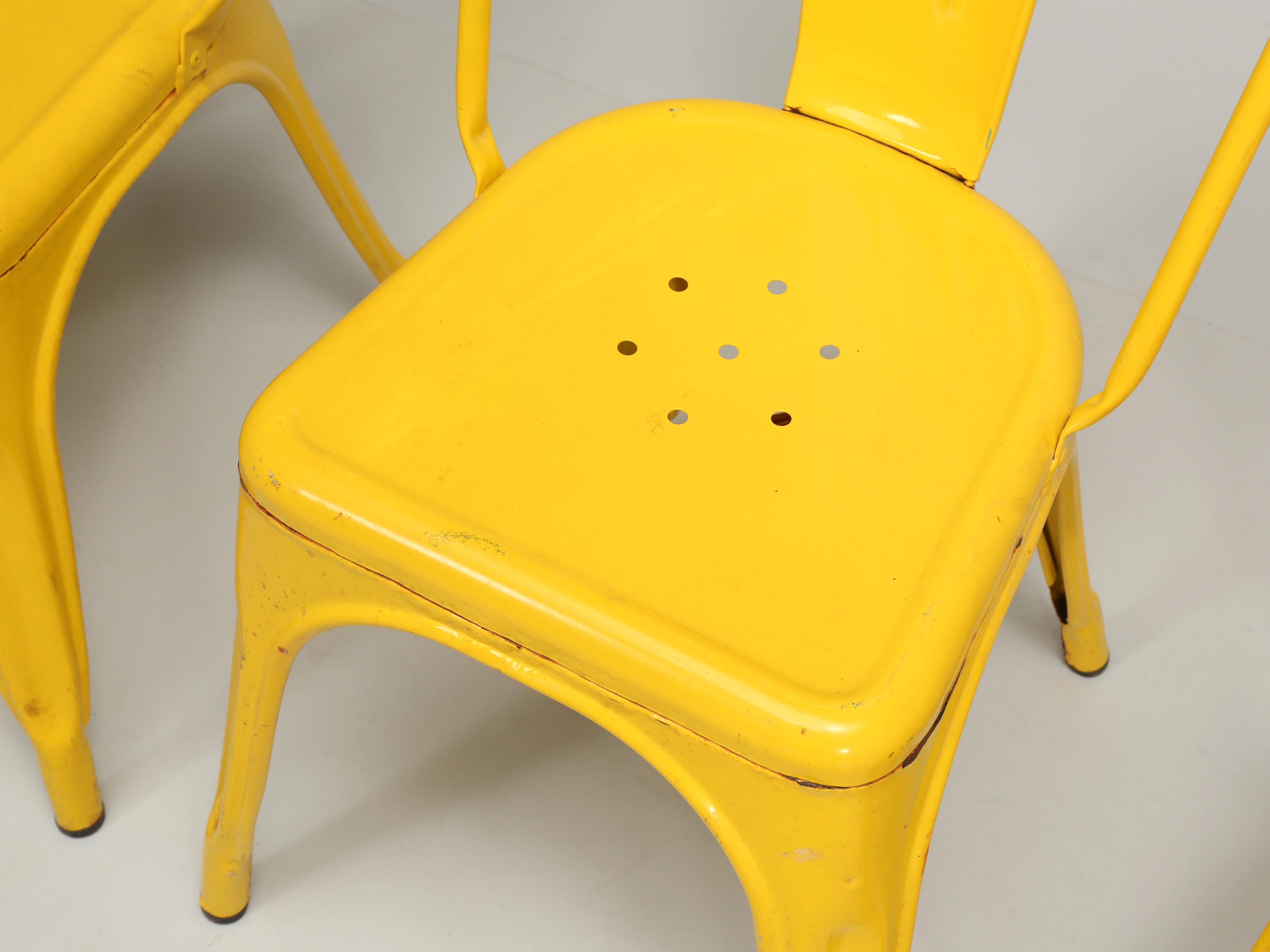 Français Lot de 6 chaises de salle à manger empilables Tolix jaune vintage pour indoors ou extérieurs en vente