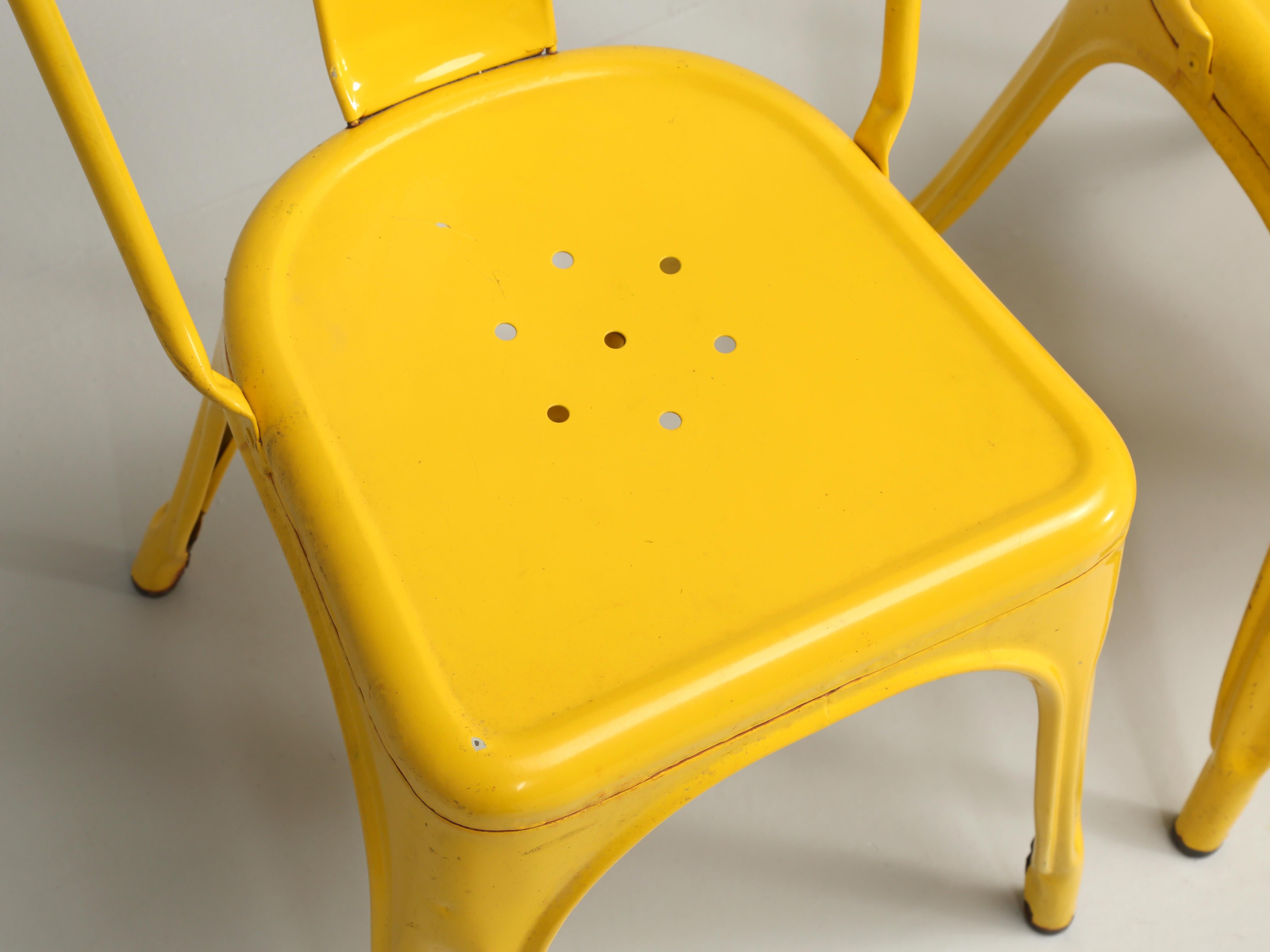 Fait main Lot de 6 chaises de salle à manger empilables Tolix jaune vintage pour indoors ou extérieurs en vente