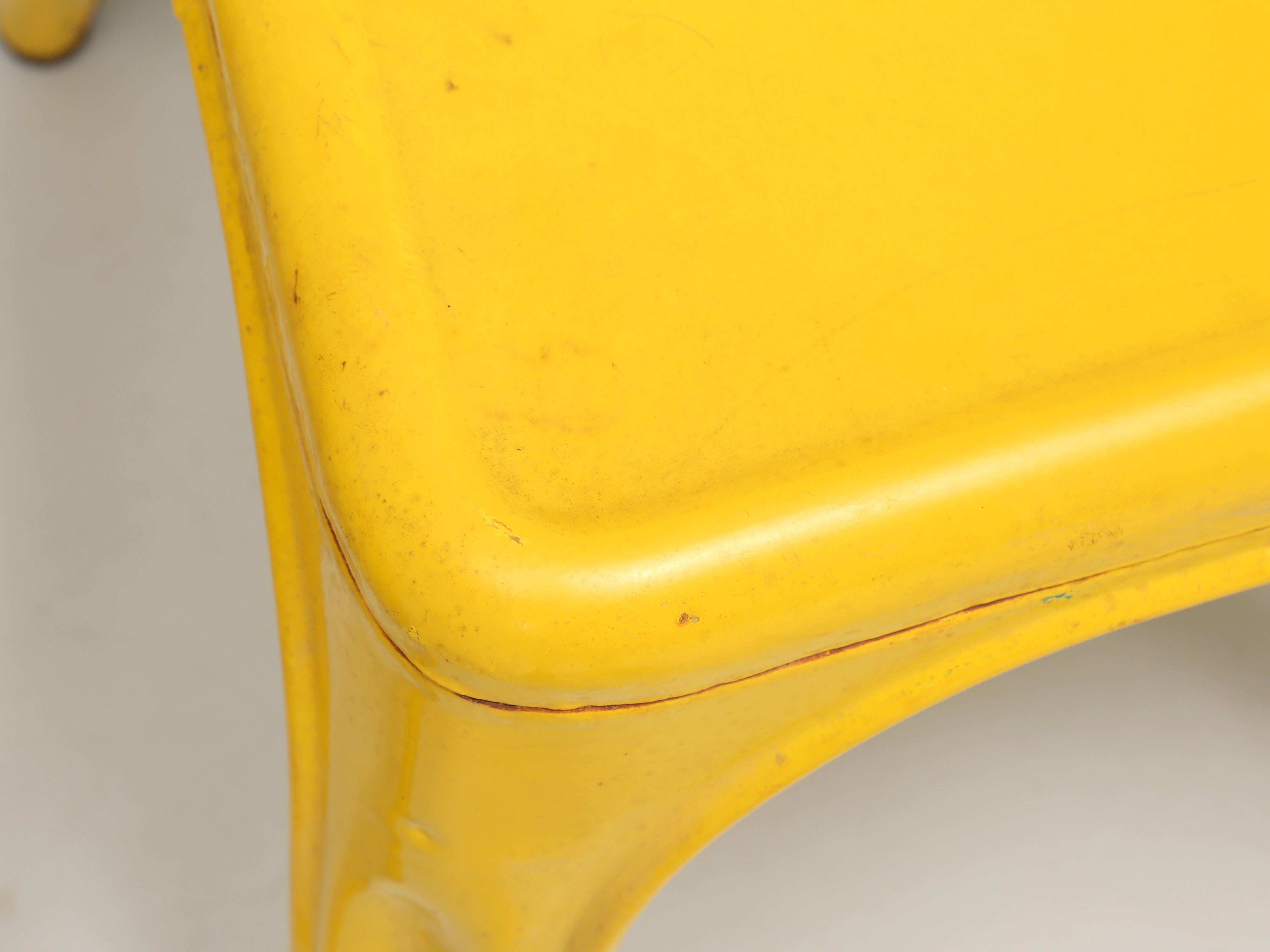 Lot de 6 chaises de salle à manger empilables Tolix jaune vintage pour indoors ou extérieurs Bon état - En vente à Chicago, IL