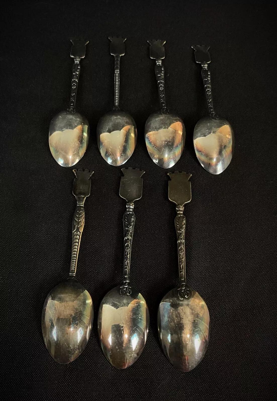 Cet ensemble vintage de 7 cuillères plaquées argent présente un élégant design de blason, ajoutant une touche de sophistication à votre collection d'articles de table. Chaque cuillère est une pièce originale provenant de la France du XXe siècle, qui