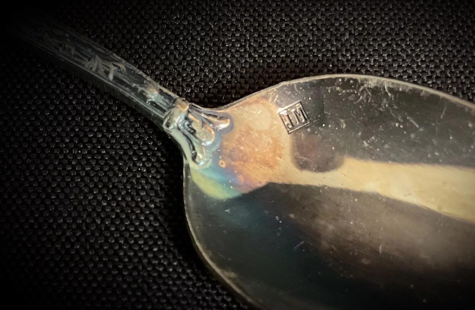 Vintage Set of 7 Silver-Plated Spoons with Blazon Design - French Origin - 2Y446 (Jeu de 7 cuillères en métal argenté avec design de blason) Bon état - En vente à Bordeaux, FR